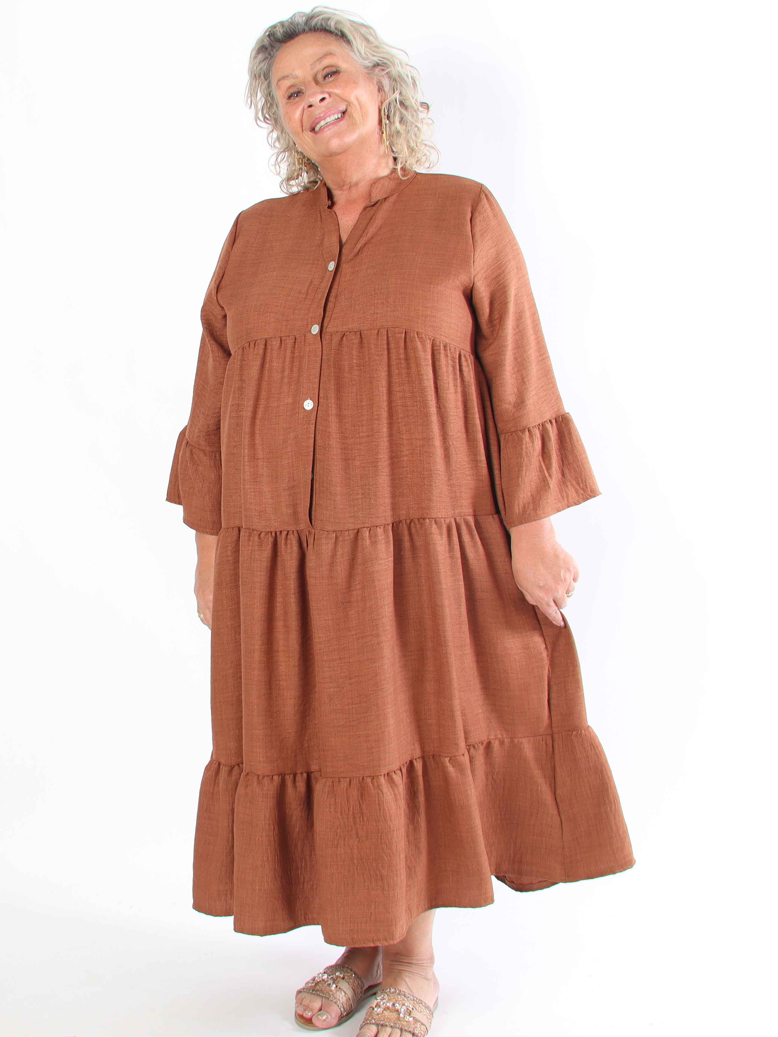 Arjana - Plus size-klänning med lager-på-lager-look och knappar
