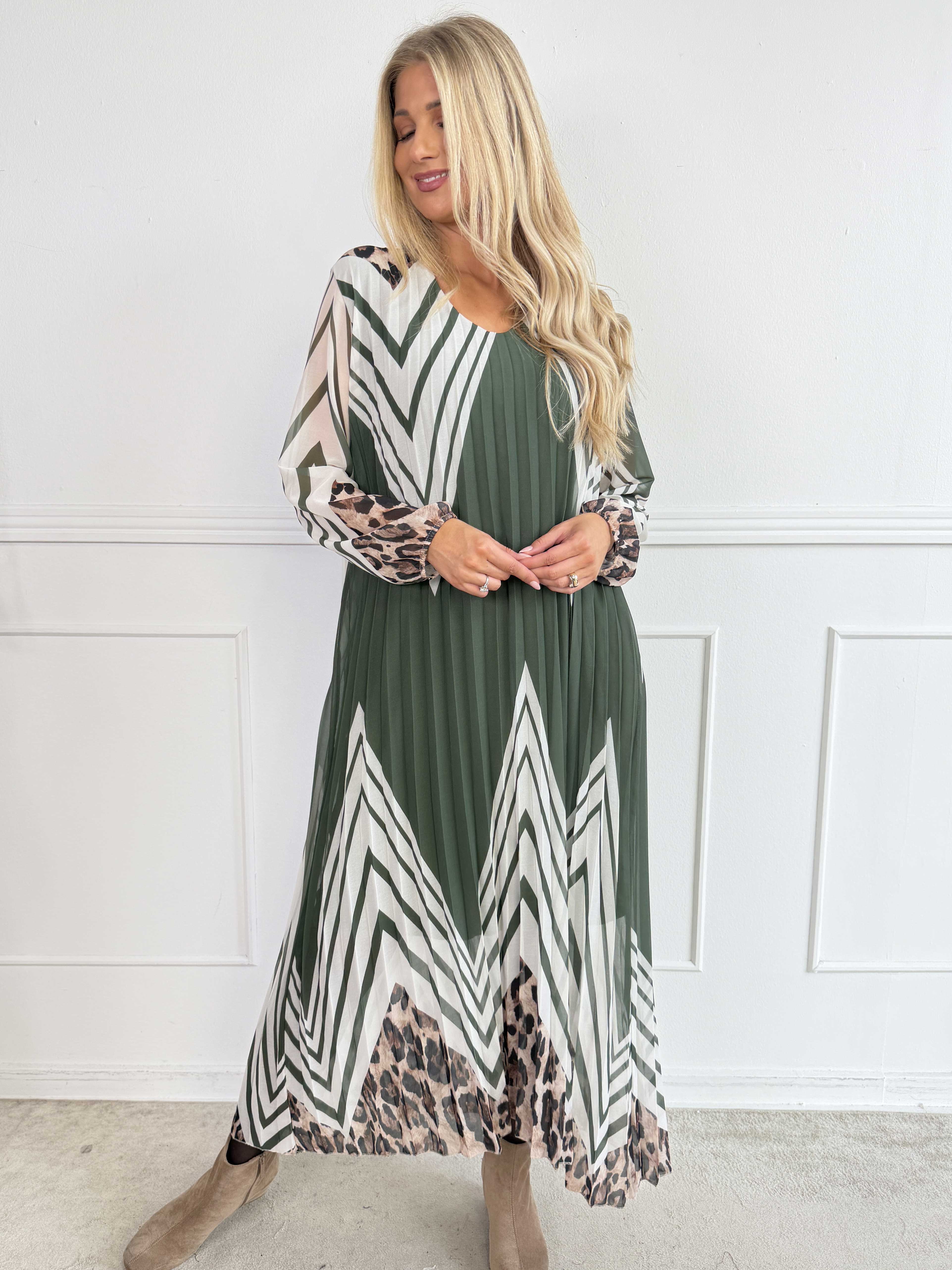 Astrid - Elegant lang plisseret chiffonkjole med smukt print