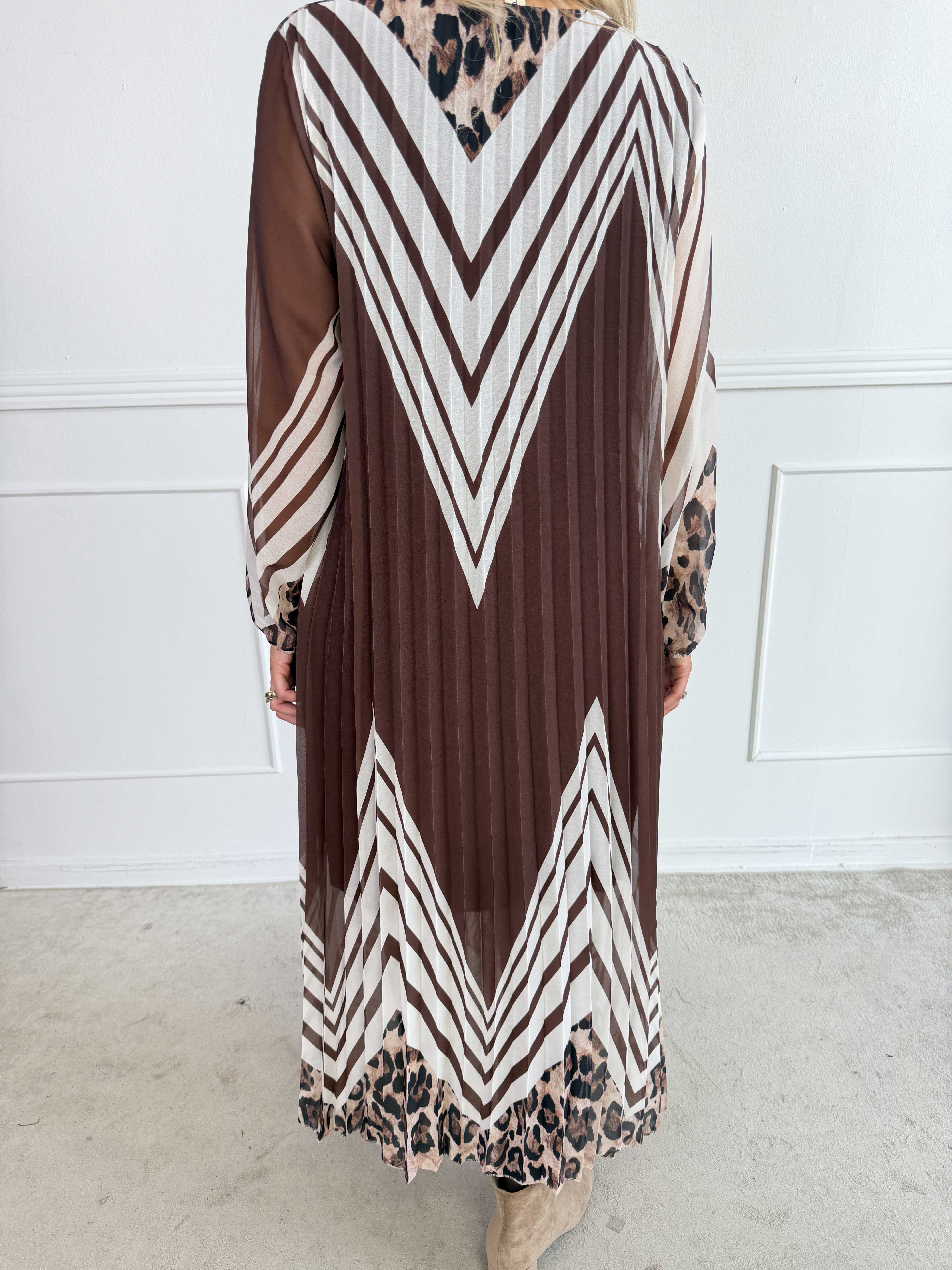 Astrid - Elegant lang plisseret chiffonkjole med smukt print