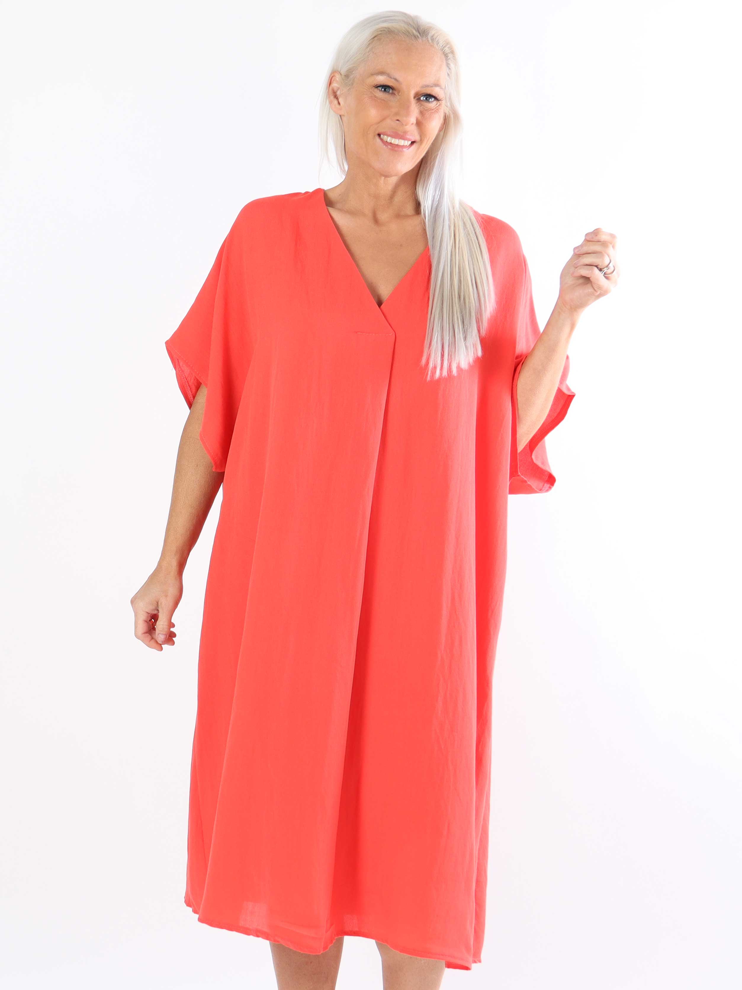 Astrid - Enkel plus size-klänning med v-ringning