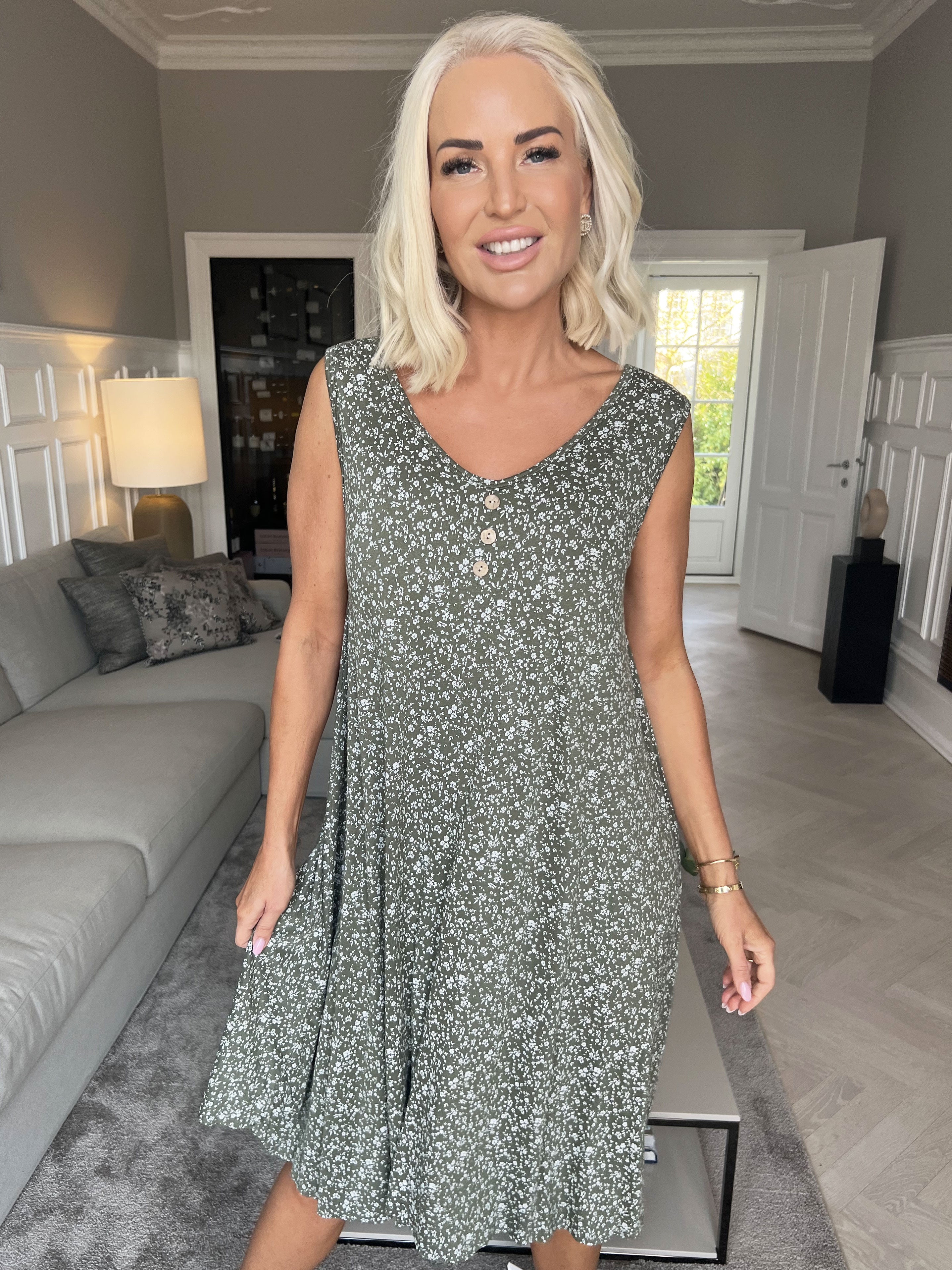 Astrid - Söt sommarklänning i viskos med ett litet blommigt mönster