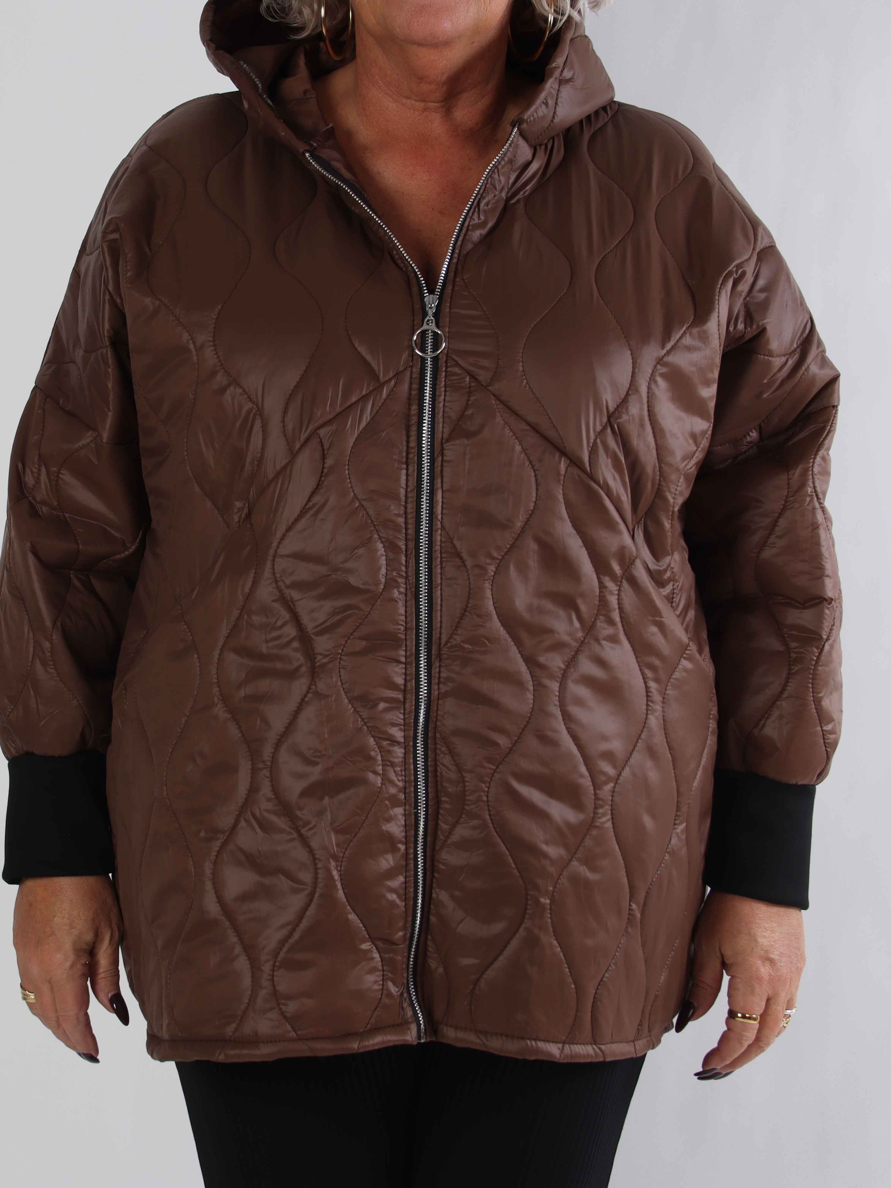 Augusta - Quiltad plus size jacka med huva och dragkedja