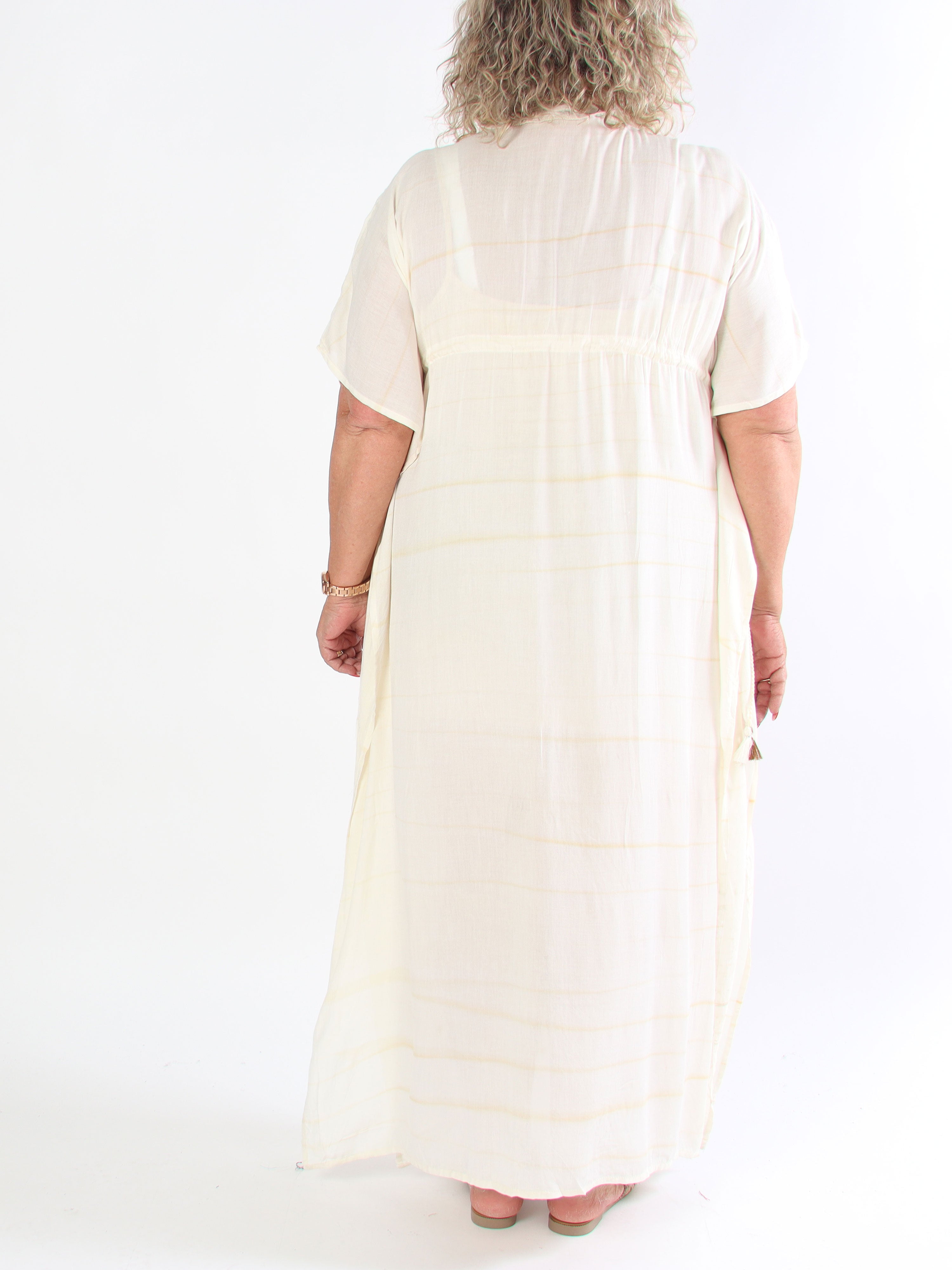Avery - Plus size-klänning i viskos med pärlor och spets vid bröstet