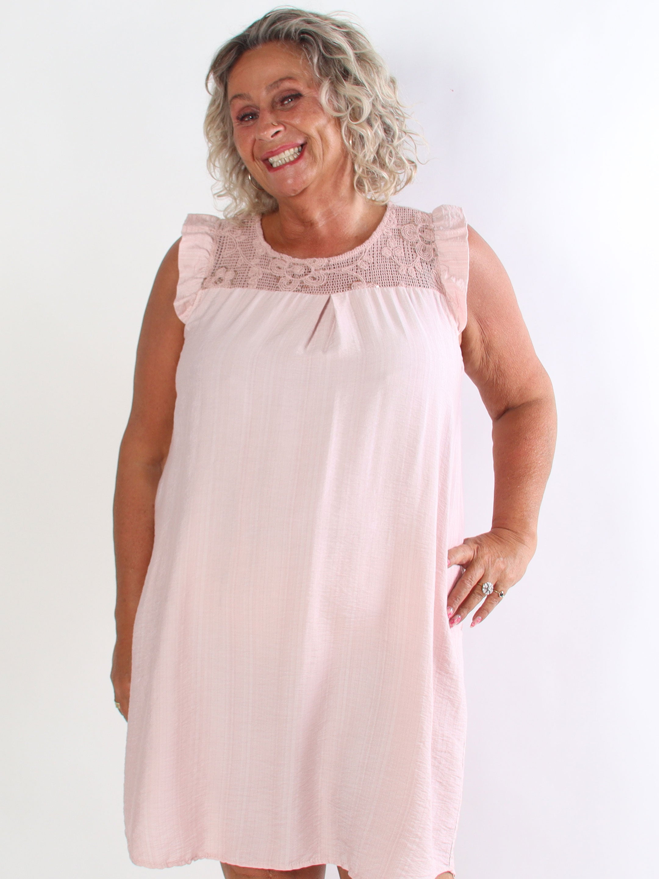 Aviaya - Plus size kjole med flæseærmer og hæklet detalje foroven pyntet med pailletter