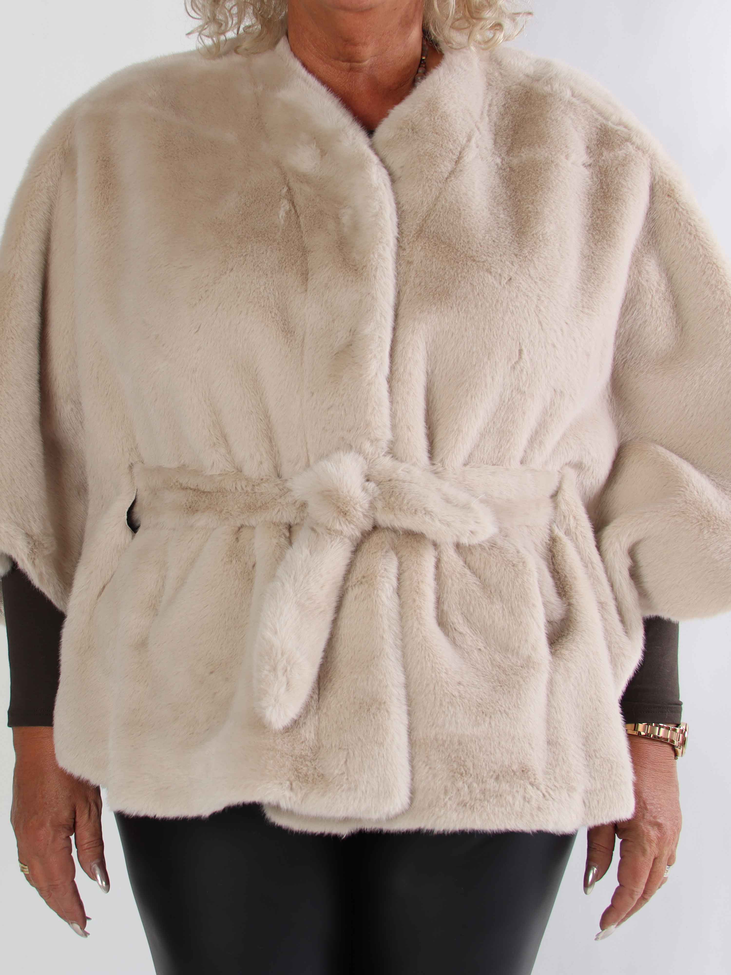 Barbara - Kort mjuk plus size faux fur kappa/jacka