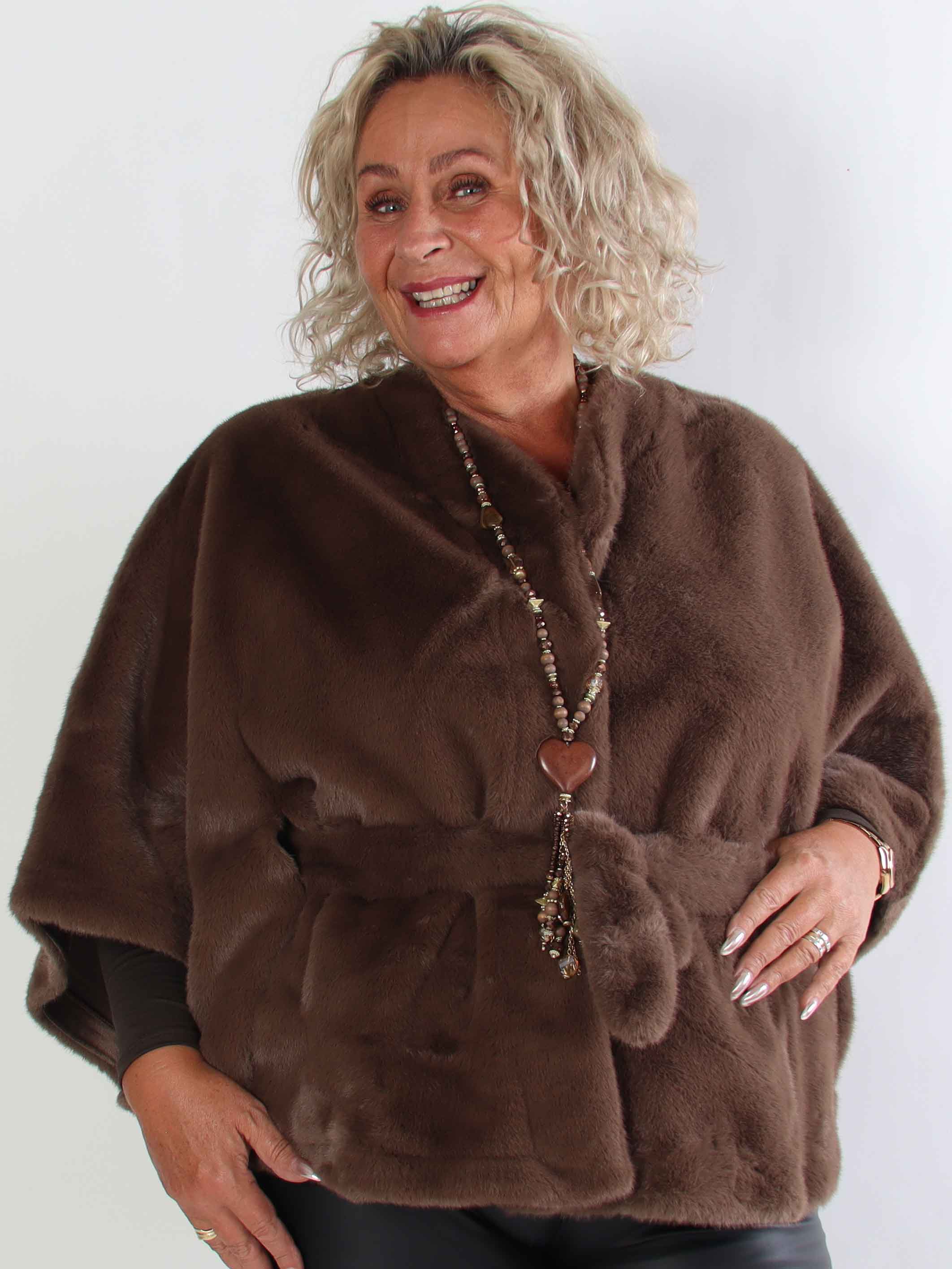Barbara - Kort mjuk plus size faux fur kappa/jacka
