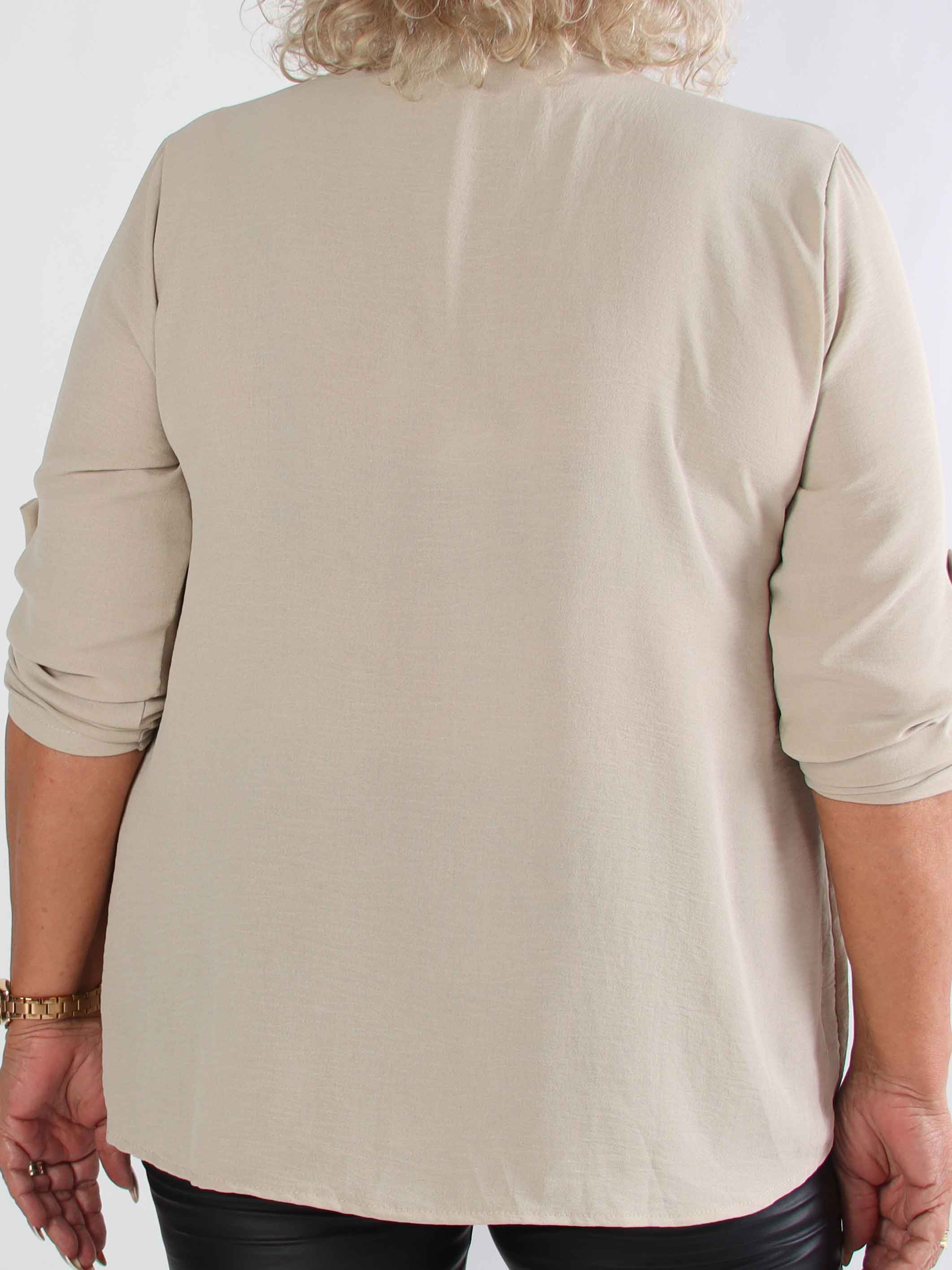 Bekka - Plus size skjorta i viskos med guldfärgade knappar och brosch