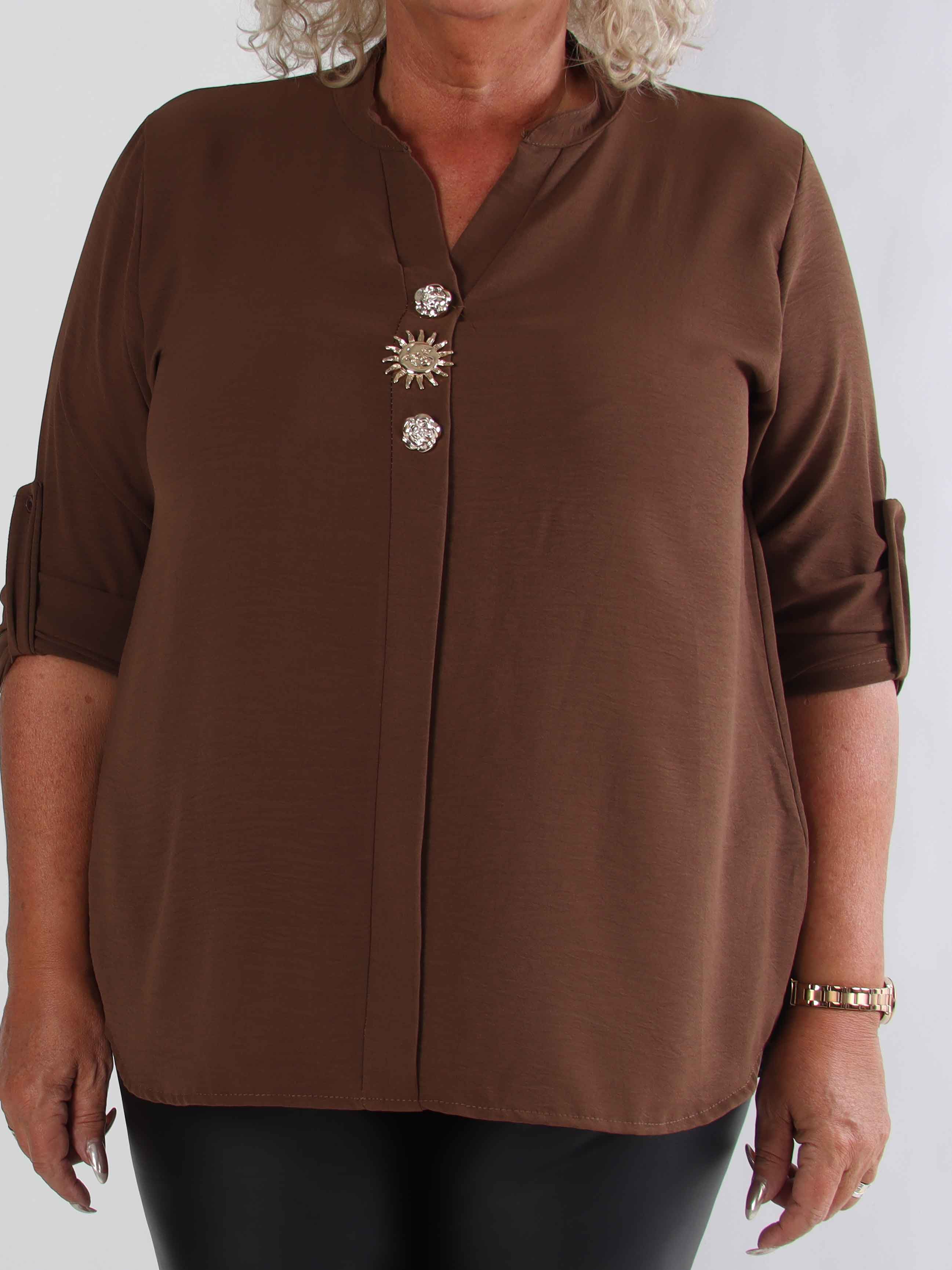 Bekka - Plus size skjorta i viskos med guldfärgade knappar och brosch