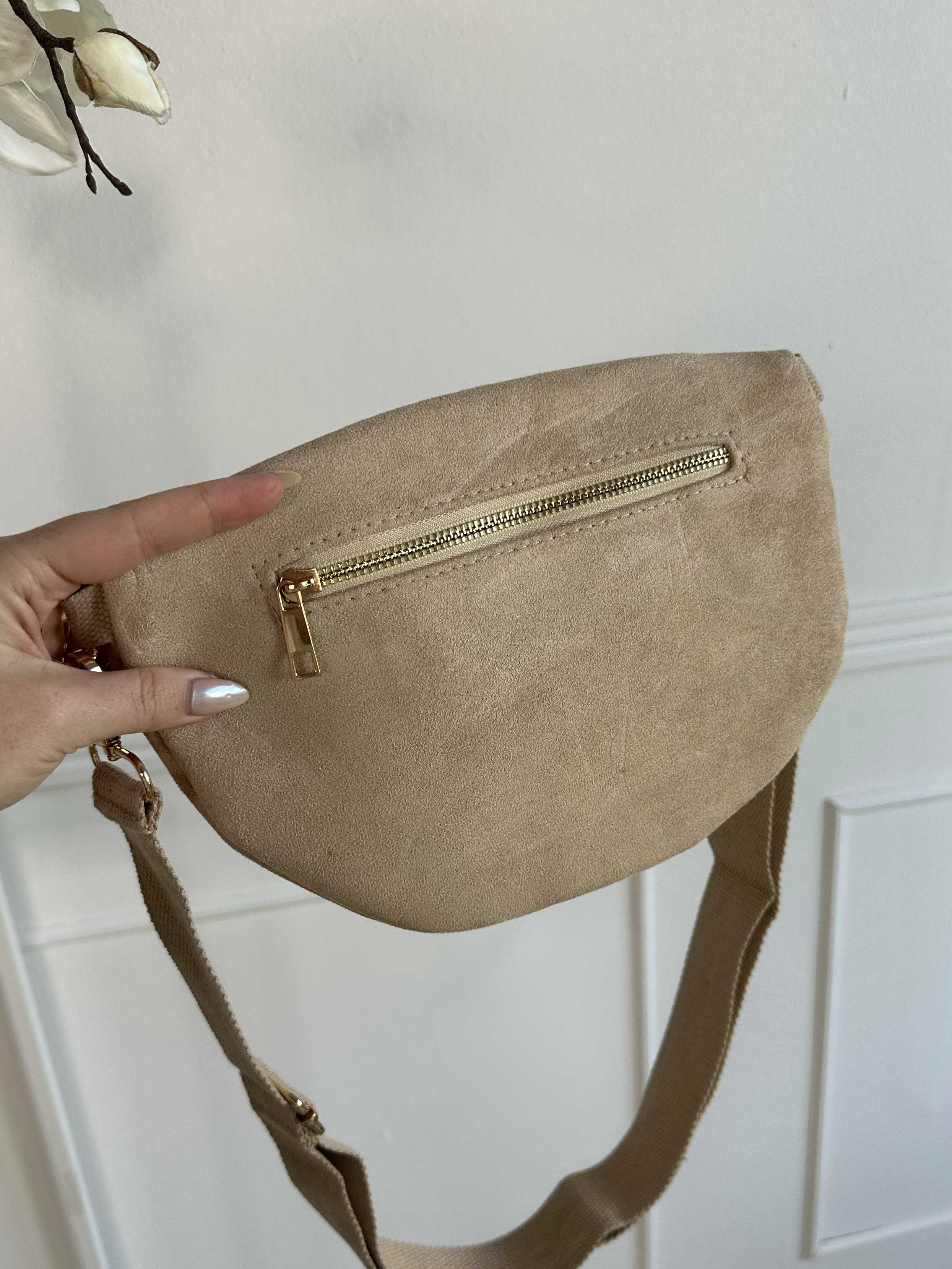 Belicia - Liten crossbody-väska i mockalook
