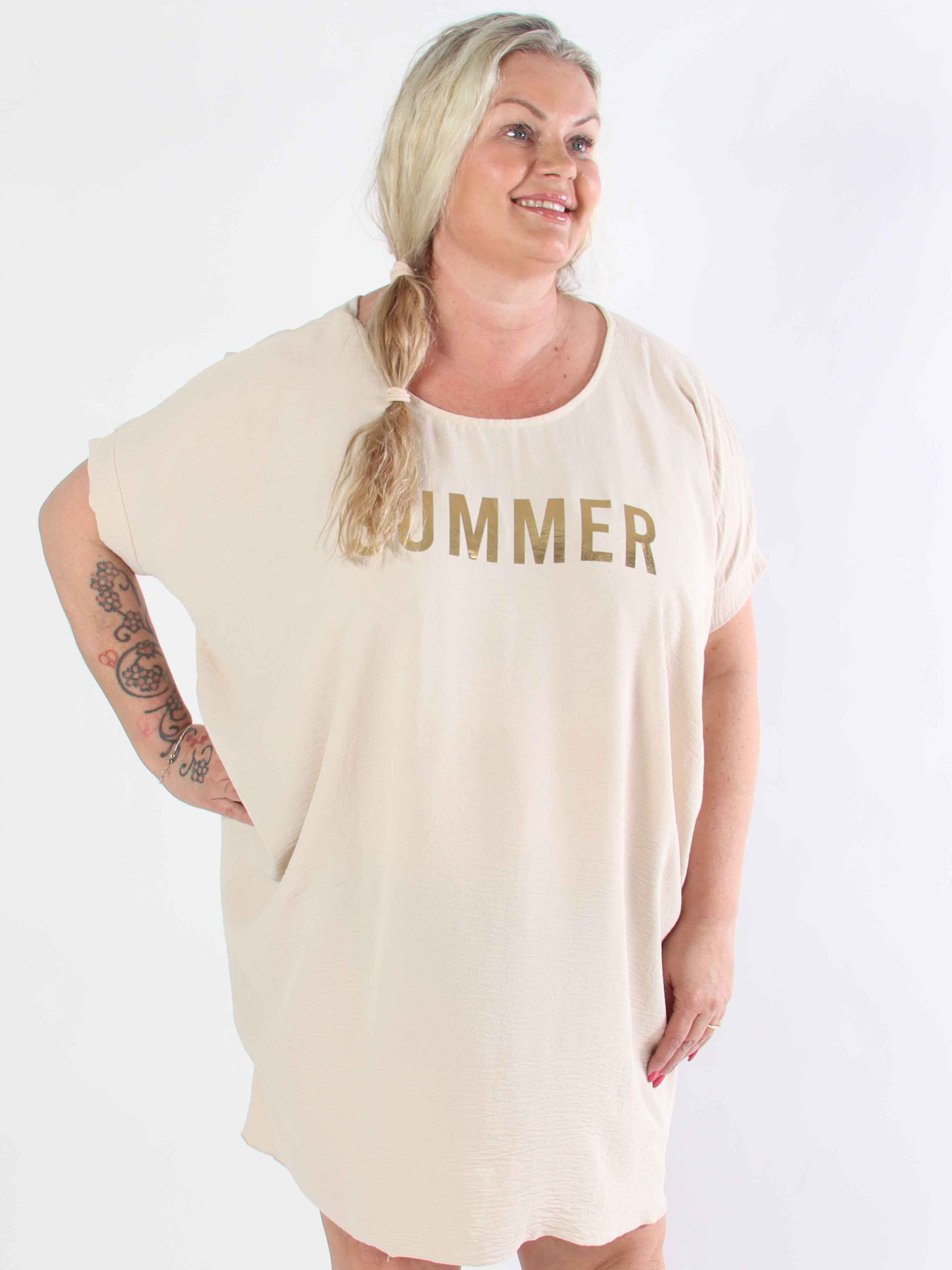 Bine - Söt plus size-klänning i lös passform med guldtryck på bröstet