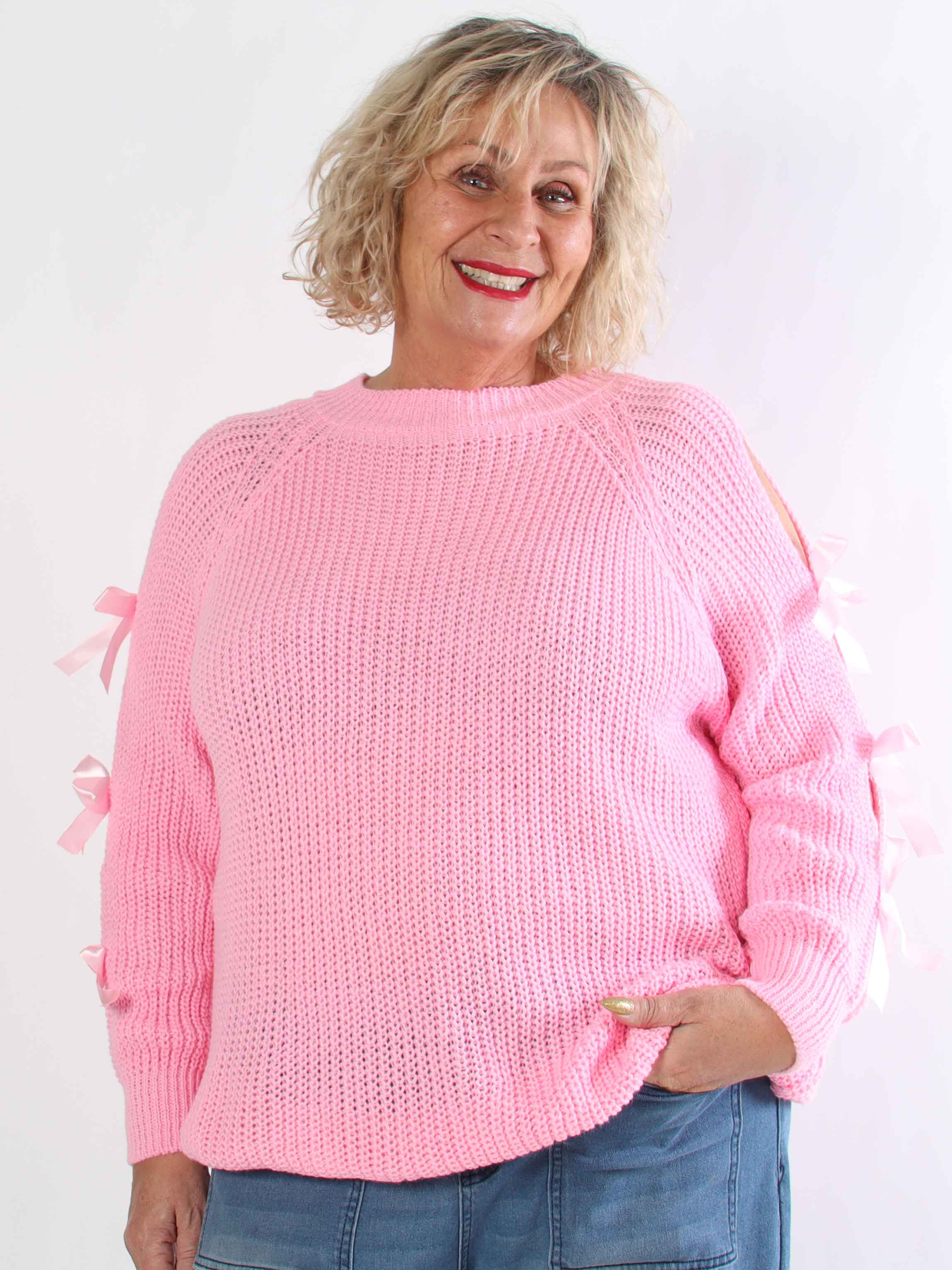 Birtha - Plus size strikbluse med små åbninger og sløjfer på ærmet
