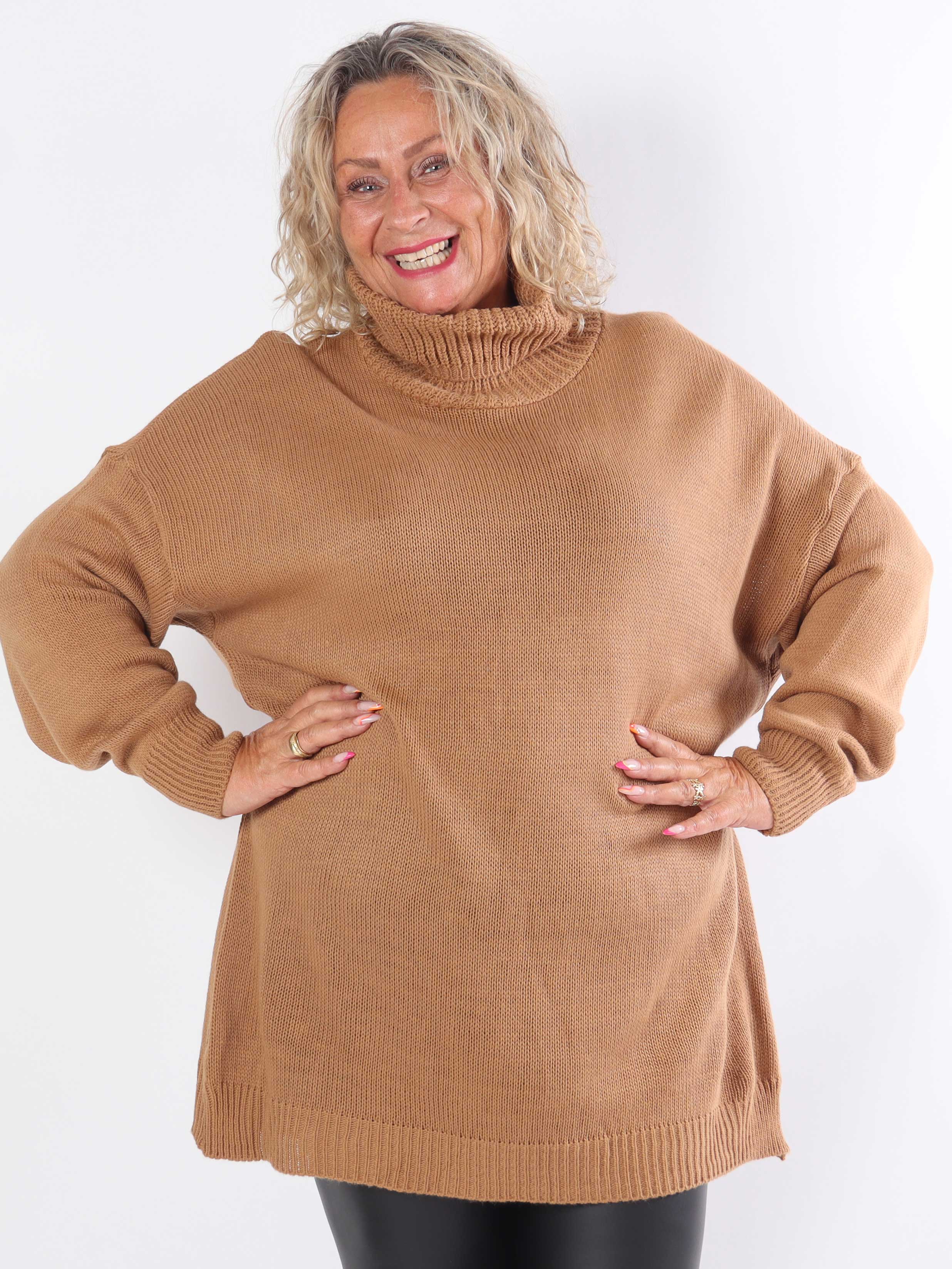Blair - Enfärgad stickad klänning i plus size med polokrage