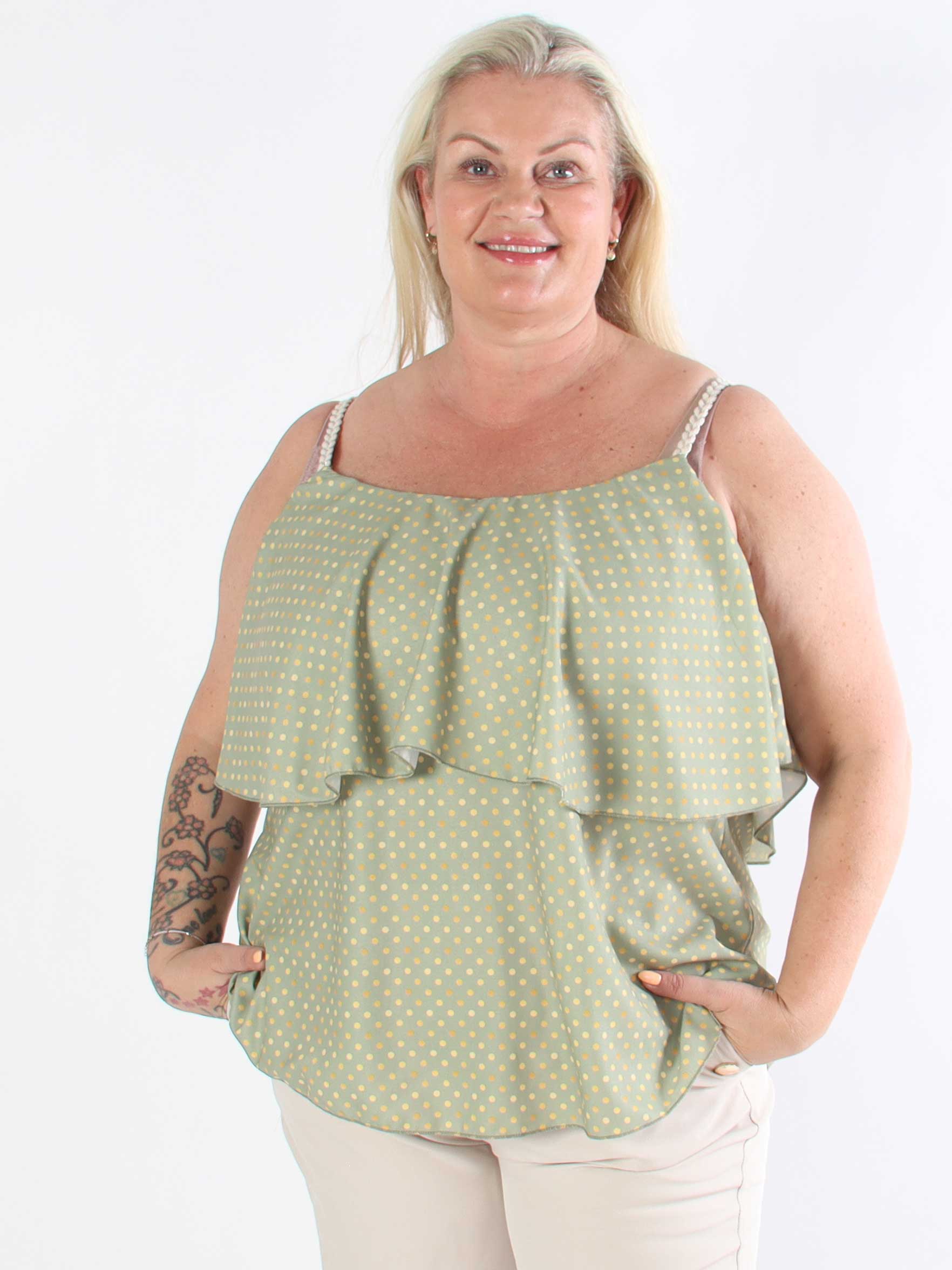 Blanca Dot Top - Prickig plus size topp med volangkant och flätade axelband