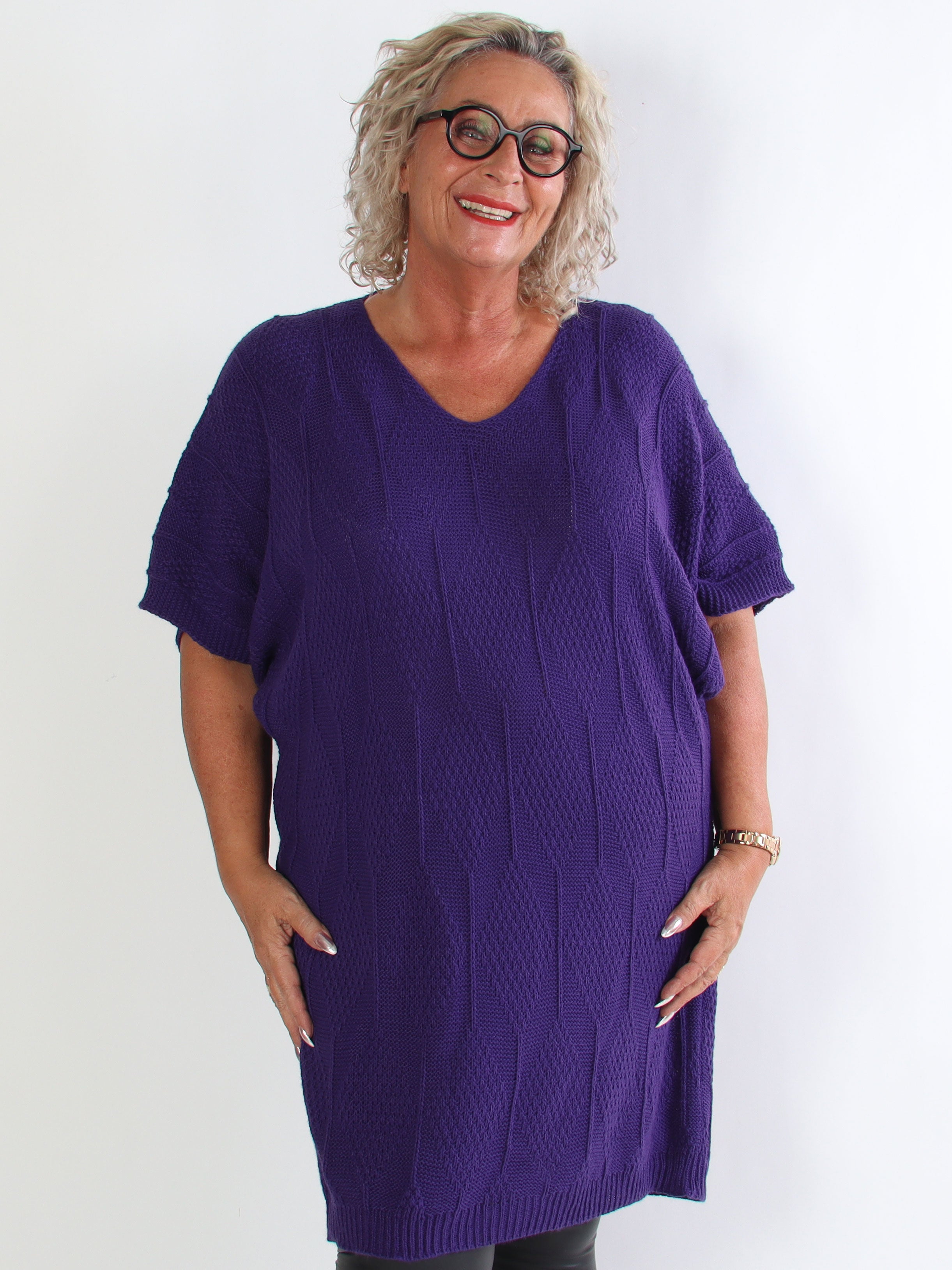 Brenda - Stickad plus size klänning med korta ärmar