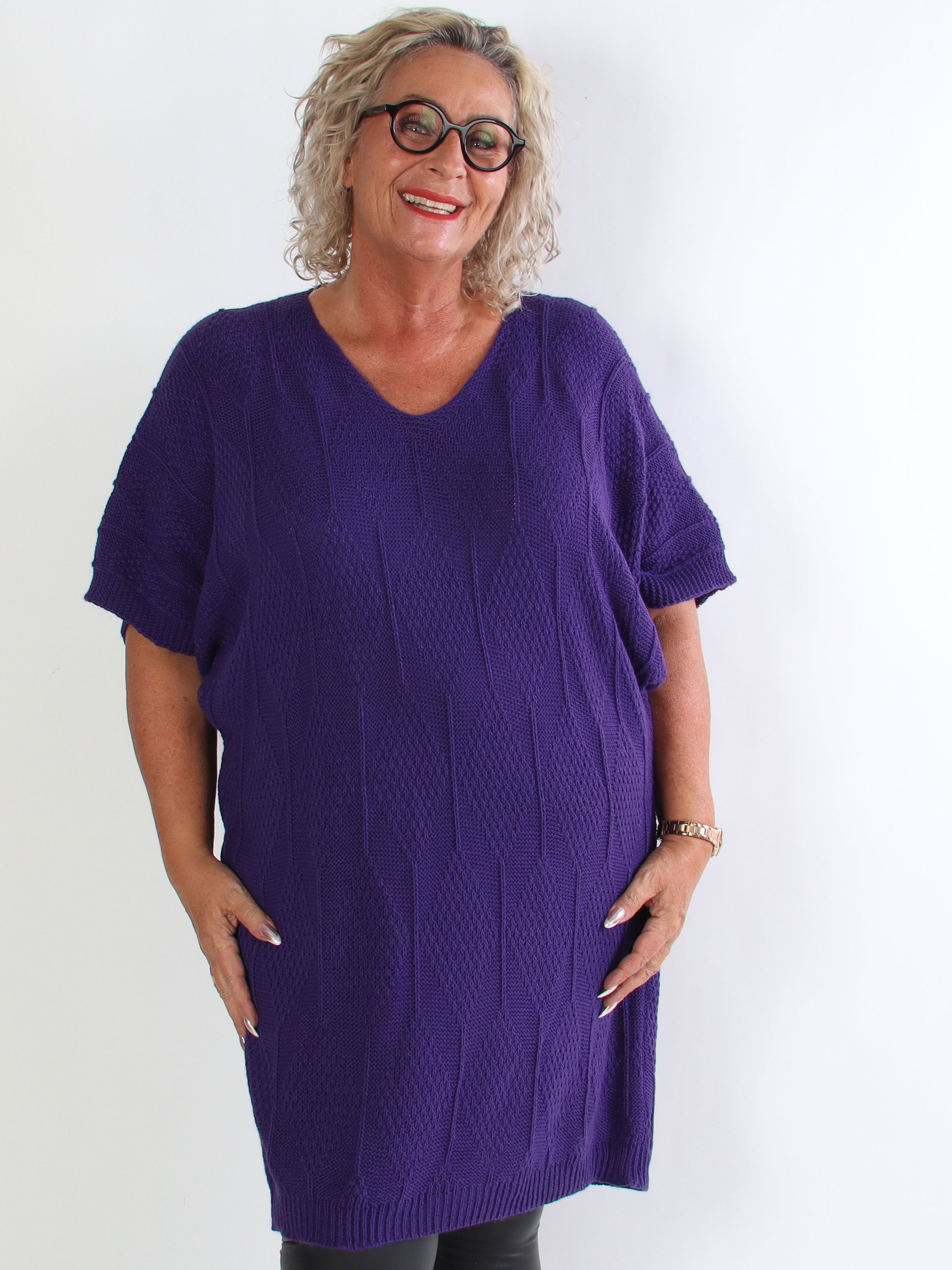 Brenda - Stickad plus size klänning med korta ärmar