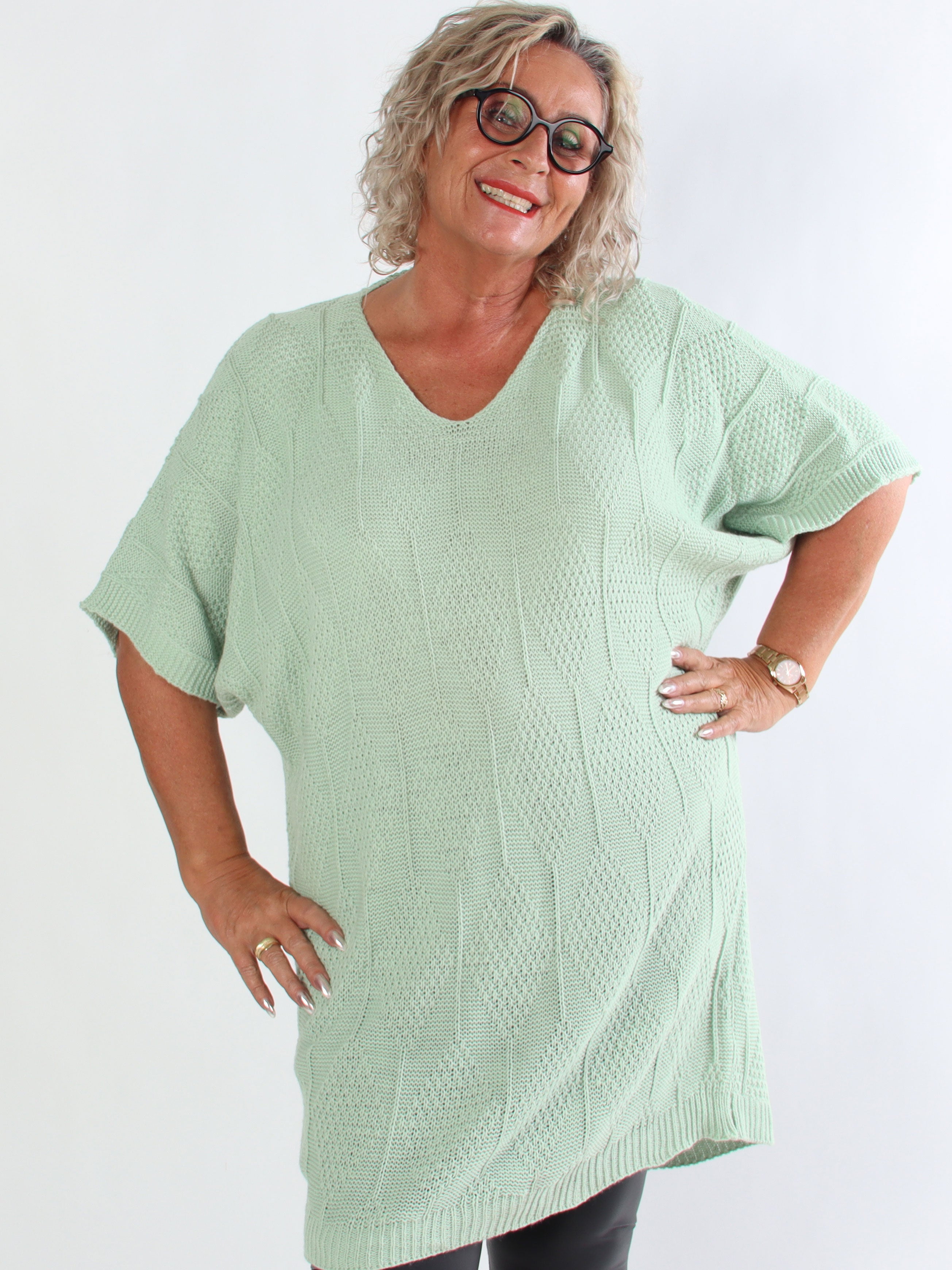 Brenda - Stickad plus size klänning med korta ärmar