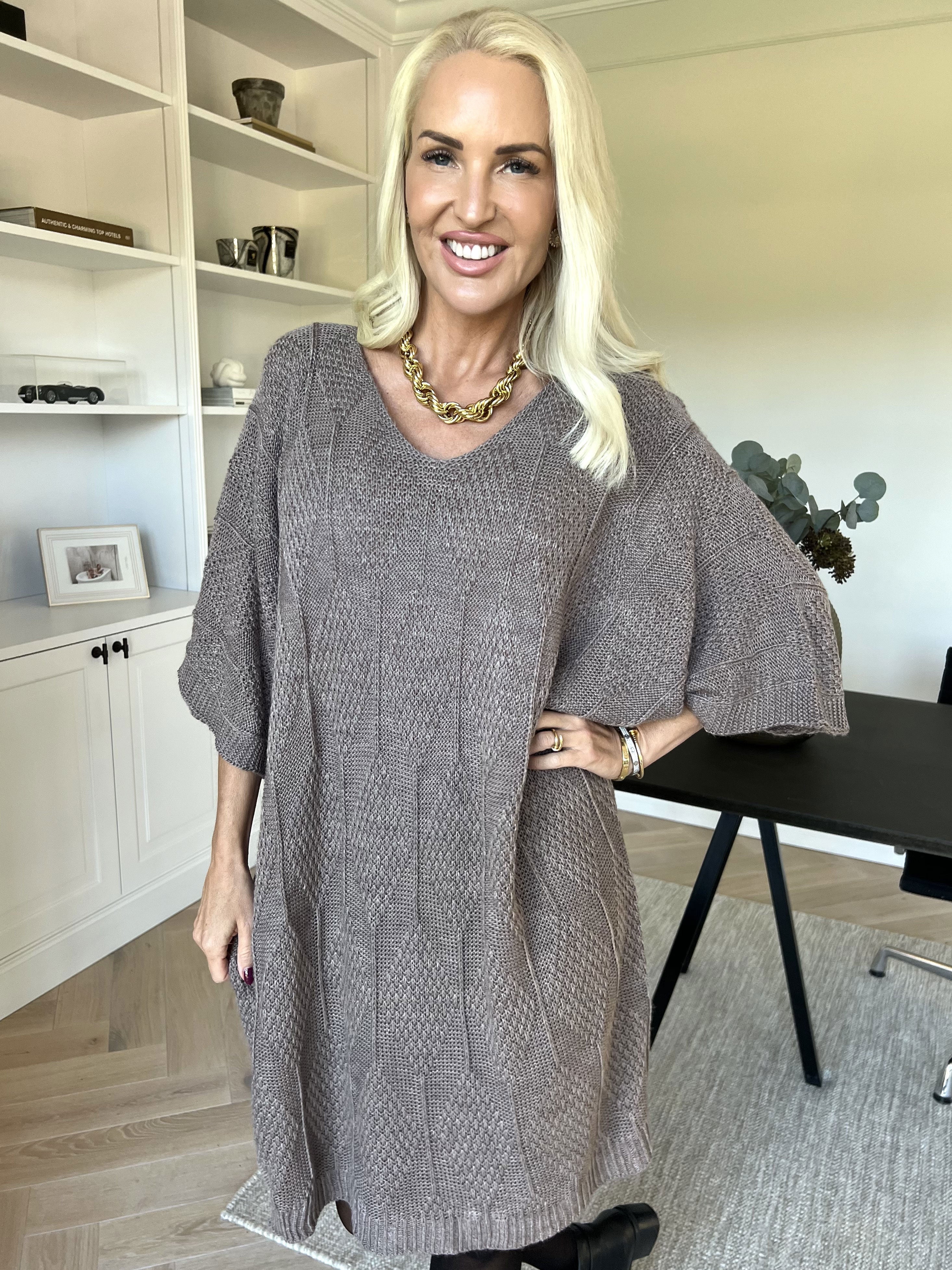 Brenda - Stickad klänning med korta ärmar