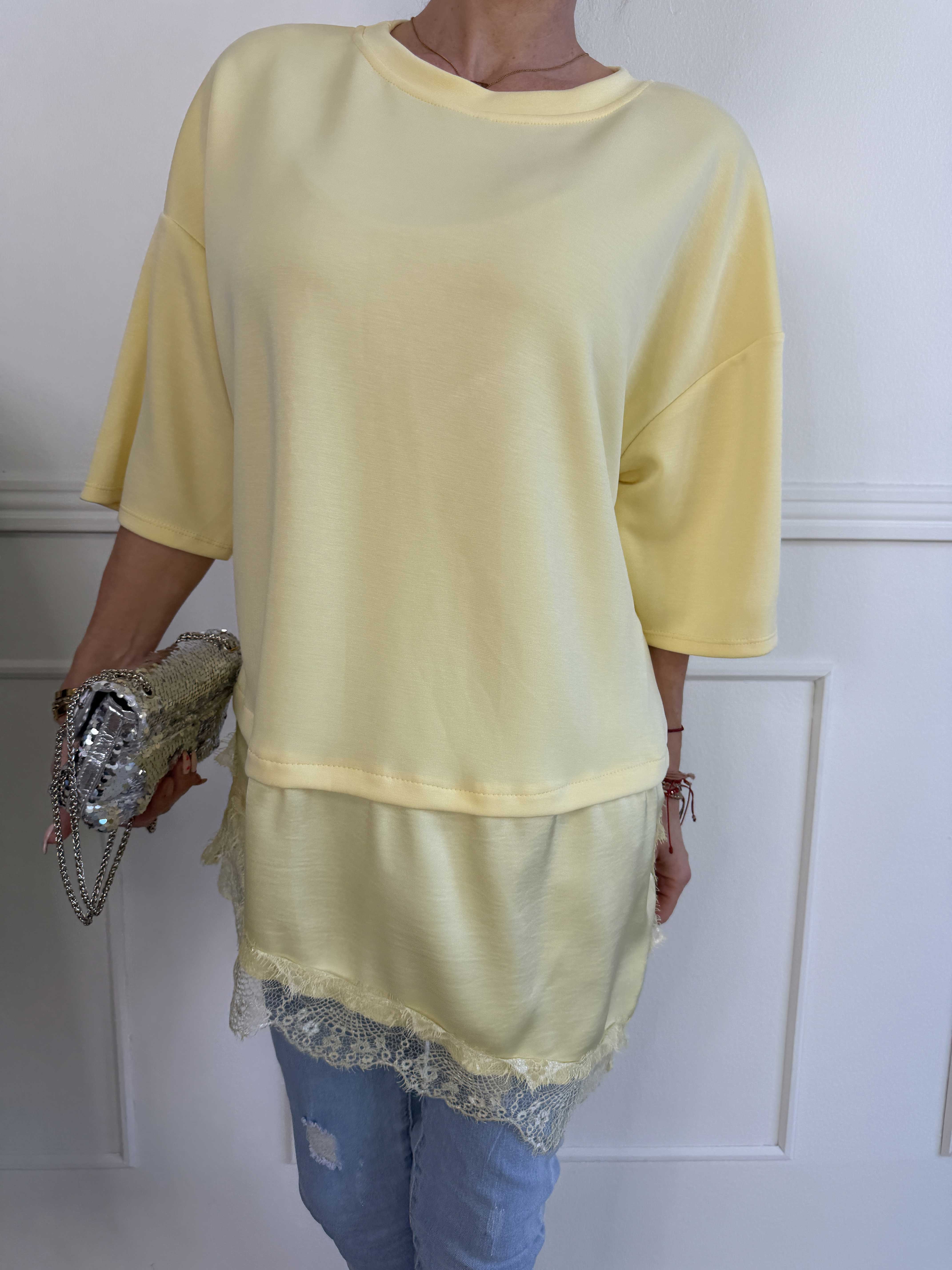 Camemi - Oversized t-shirt med indsyet top med blondekant forneden