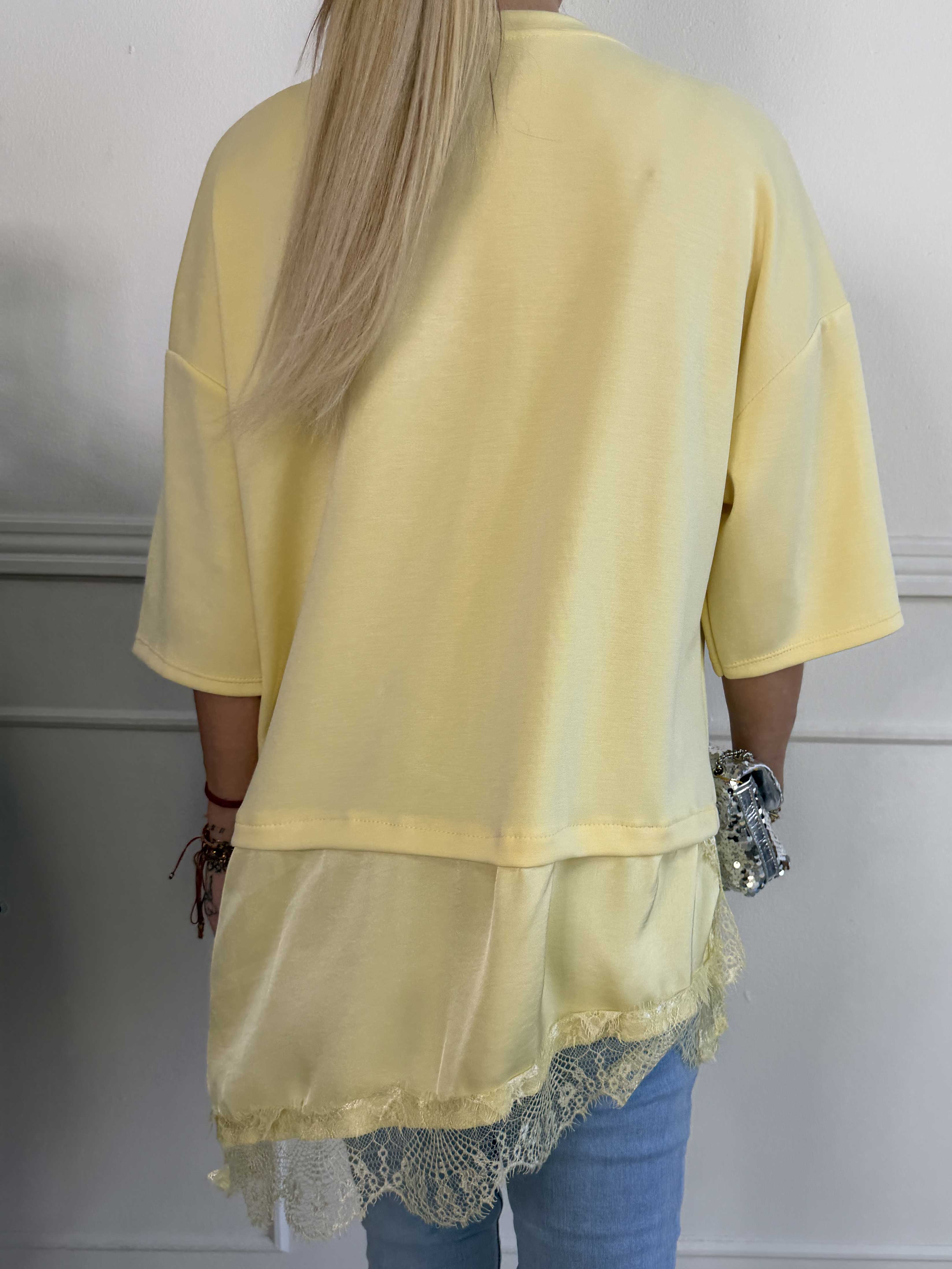 Camemi - Oversized t-shirt med indsyet top med blondekant forneden