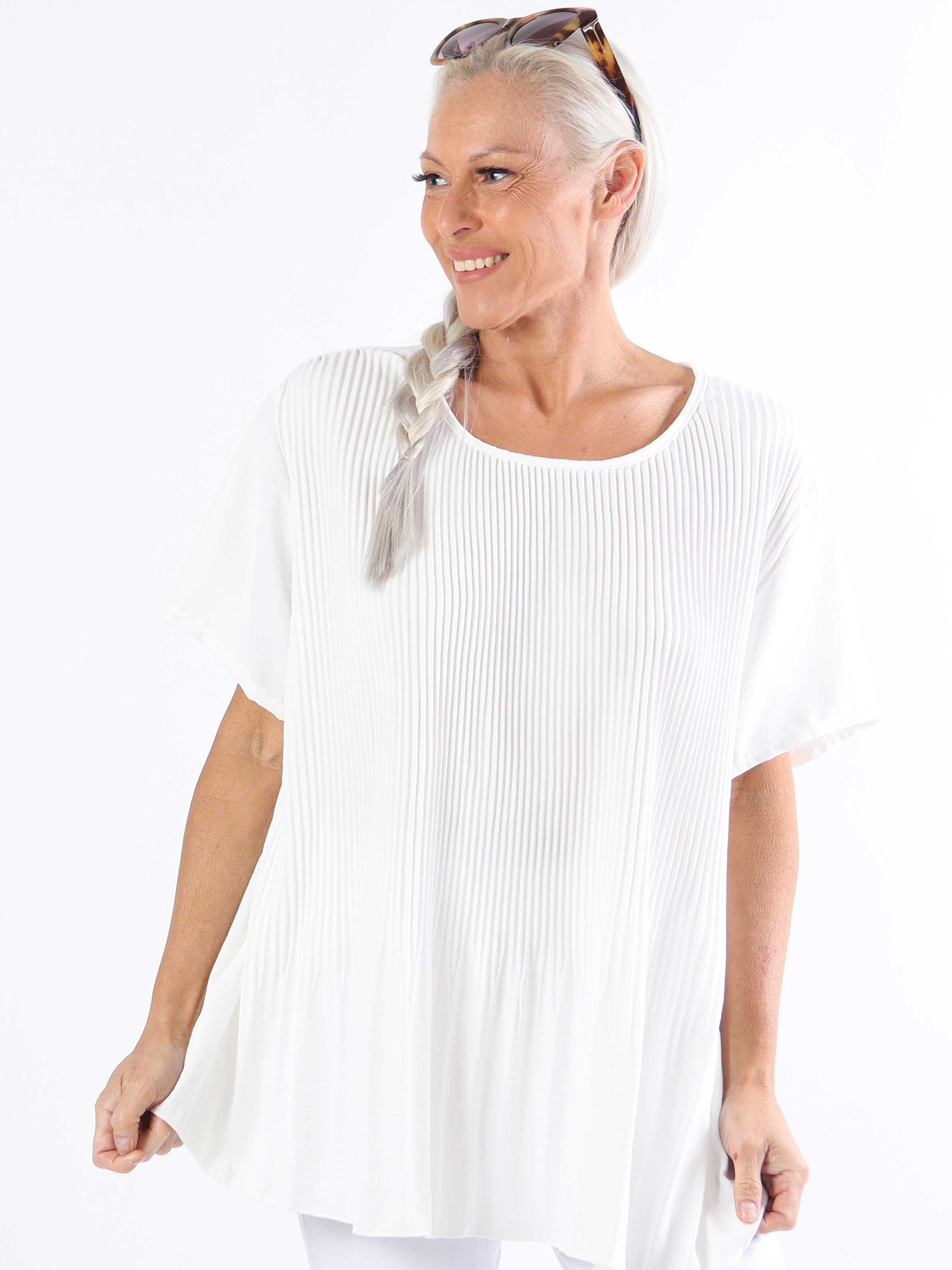 Camilia - Söt plisserad plus size-blus med liten ärm