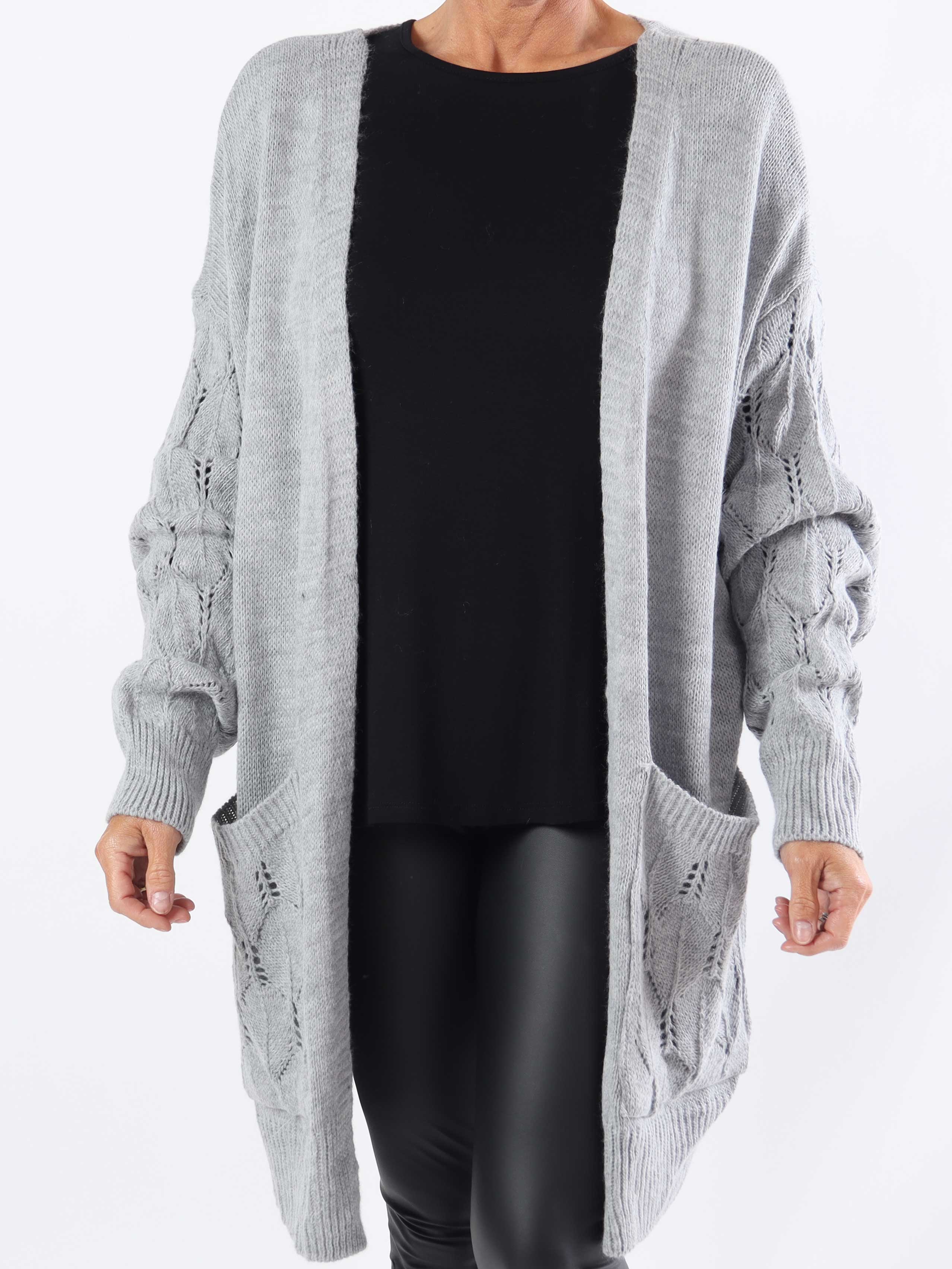 Capri - Stickad kofta i plus size med fickor