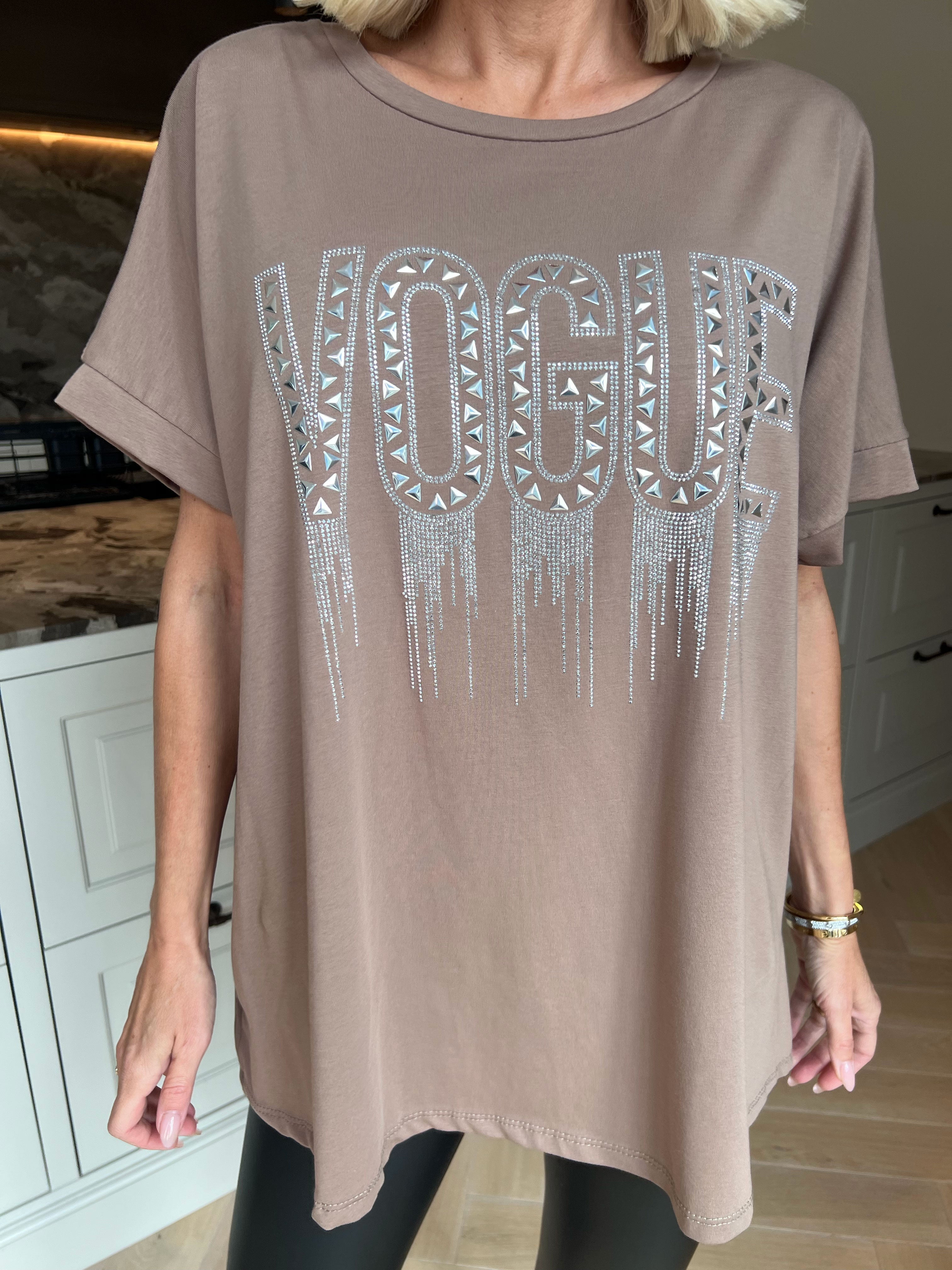 Carna - T-shirt i bomuld med VOGUE på brystet med fine similisten og nitter