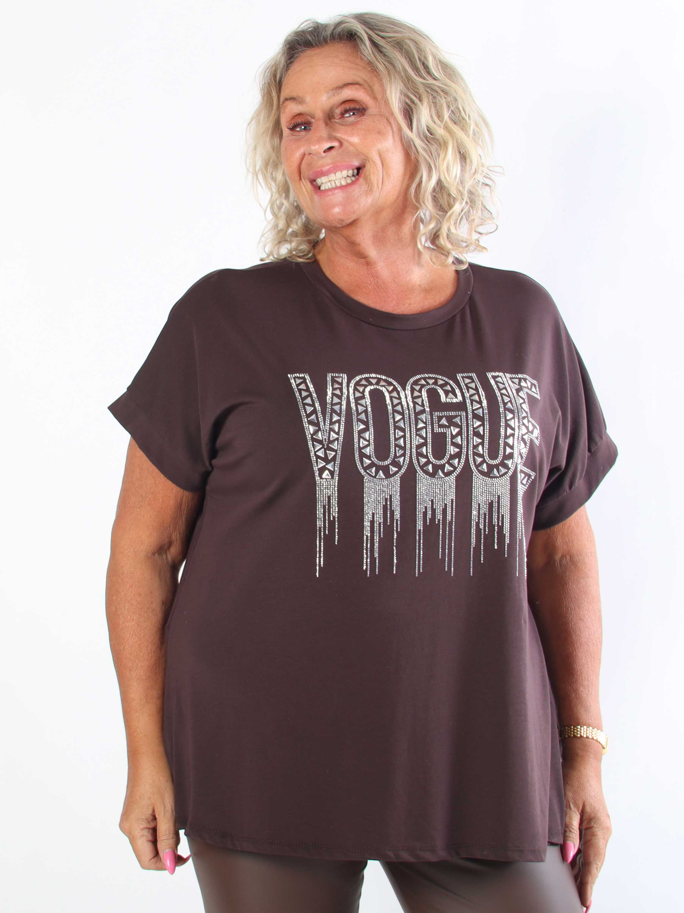 Carna - Plus size t-shirt i bomuld med VOGUE på brystet med fine similisten
