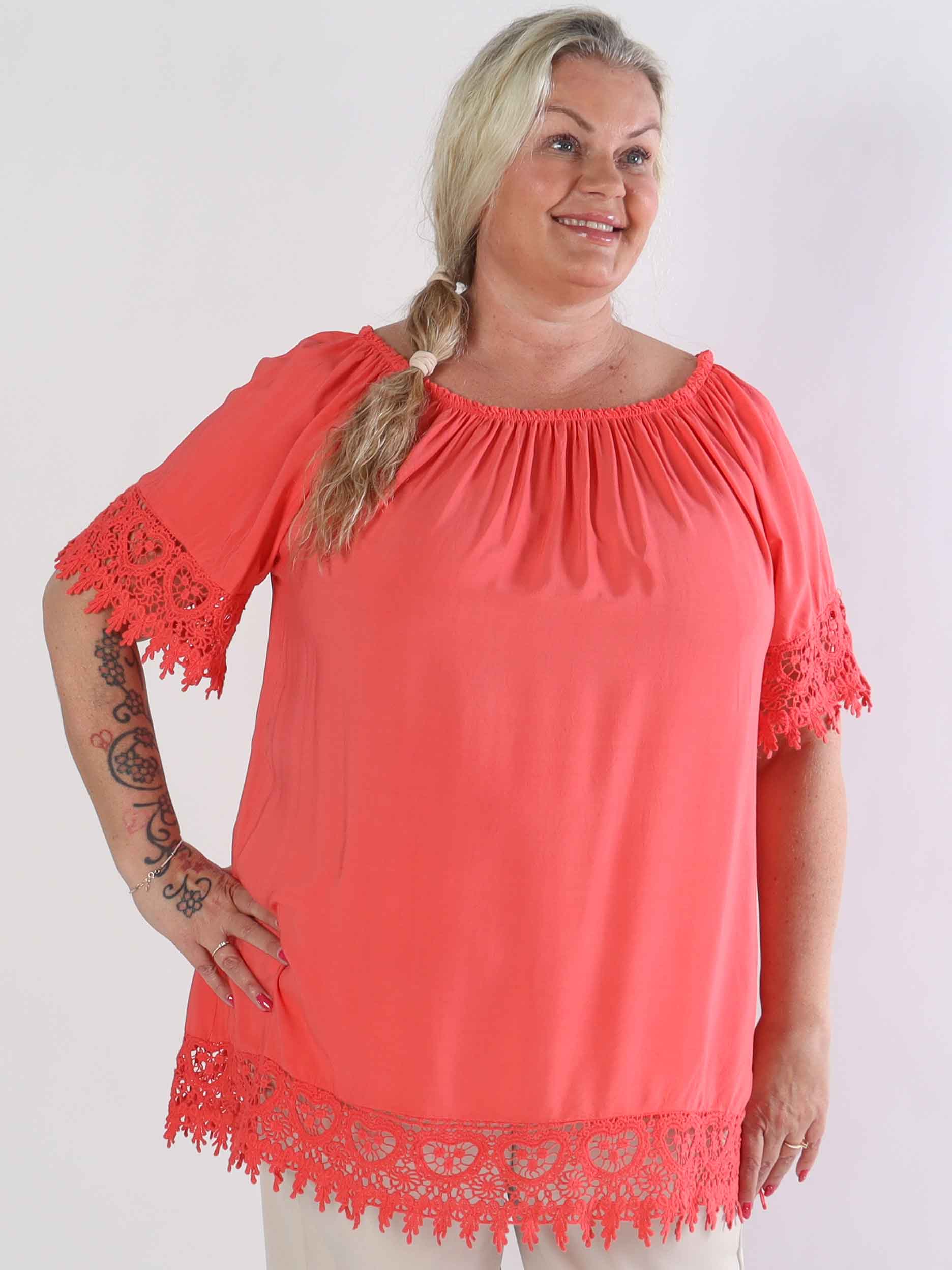 Carnelia - Tunikaklänning i viskos i plus size med broderade kanter