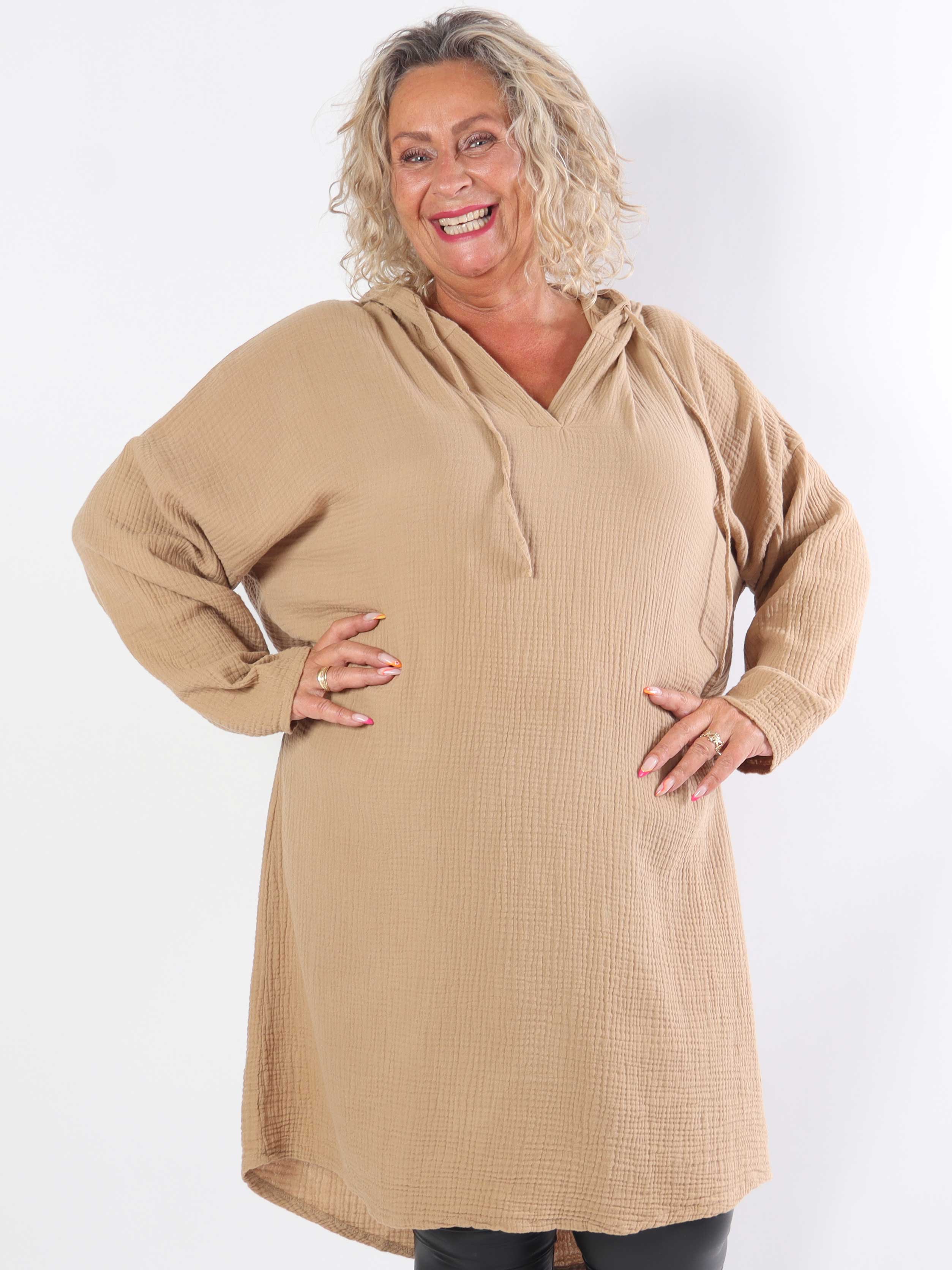 Caro - Mjuk plus size-klänning i bomull med huva