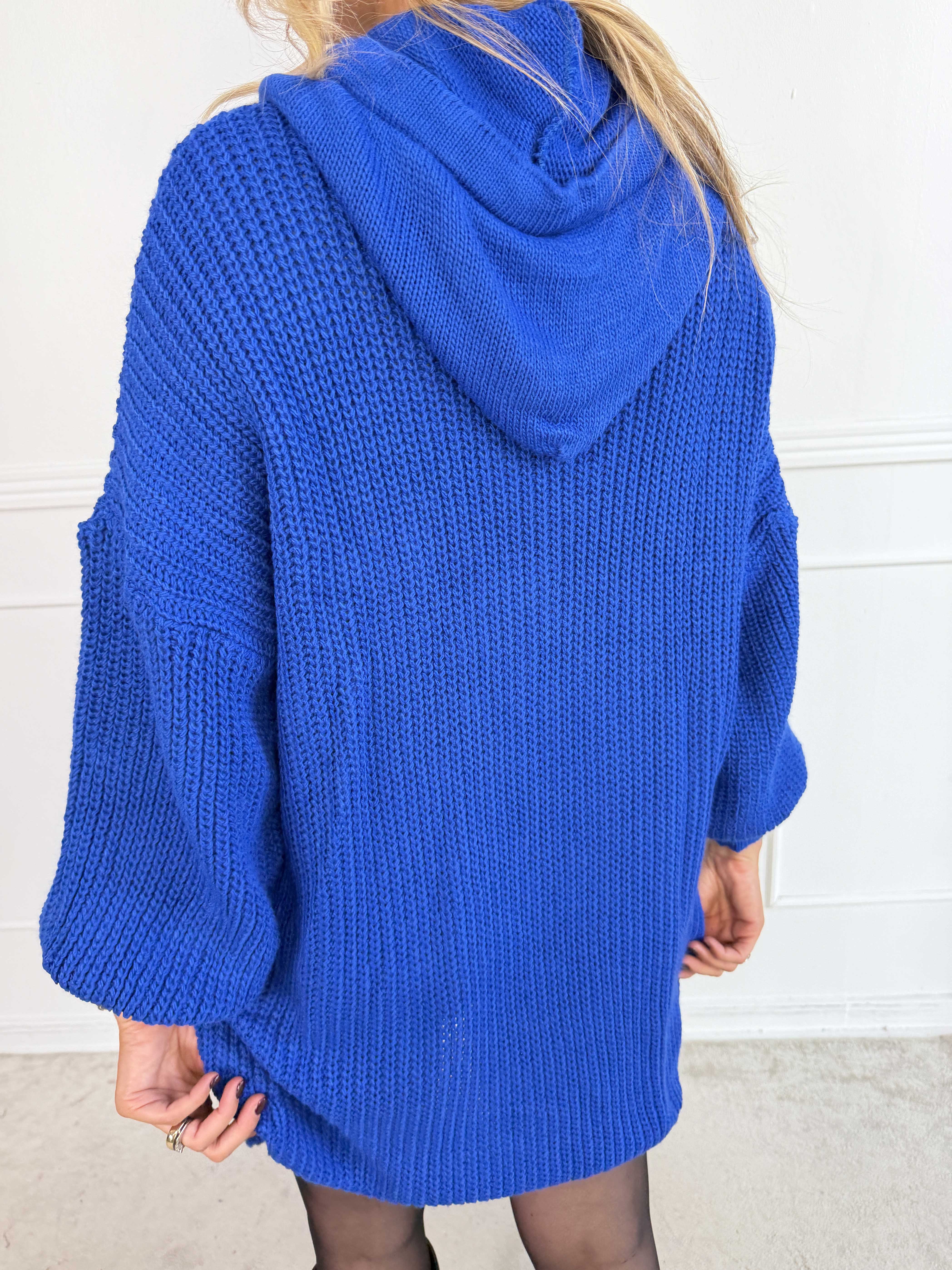 Carolin – Plus size stickad klänning med huva och stor framficka