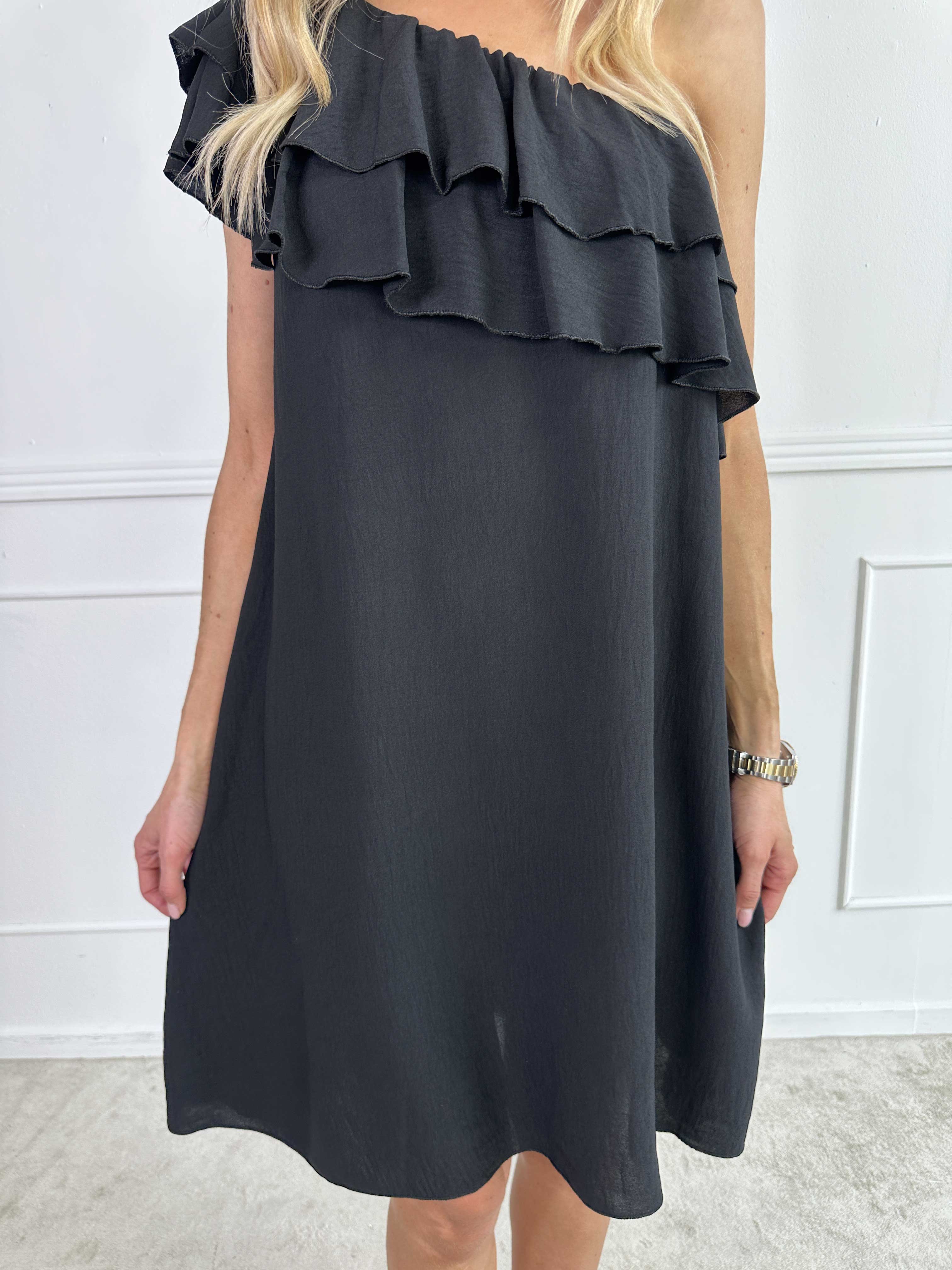 Catelyn - Söt one shoulder klänning med volanger