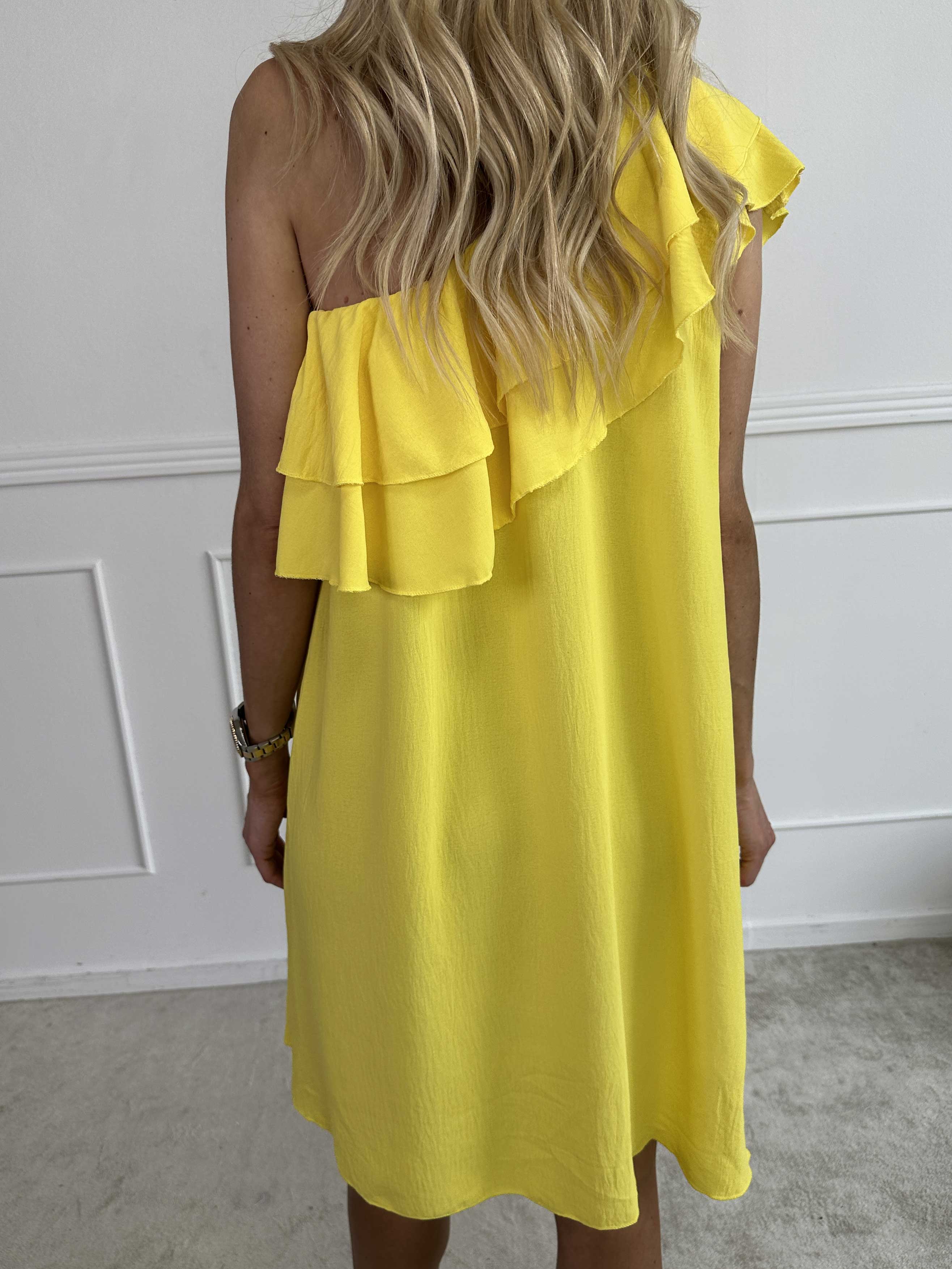 Catelyn - Söt one shoulder klänning med volanger