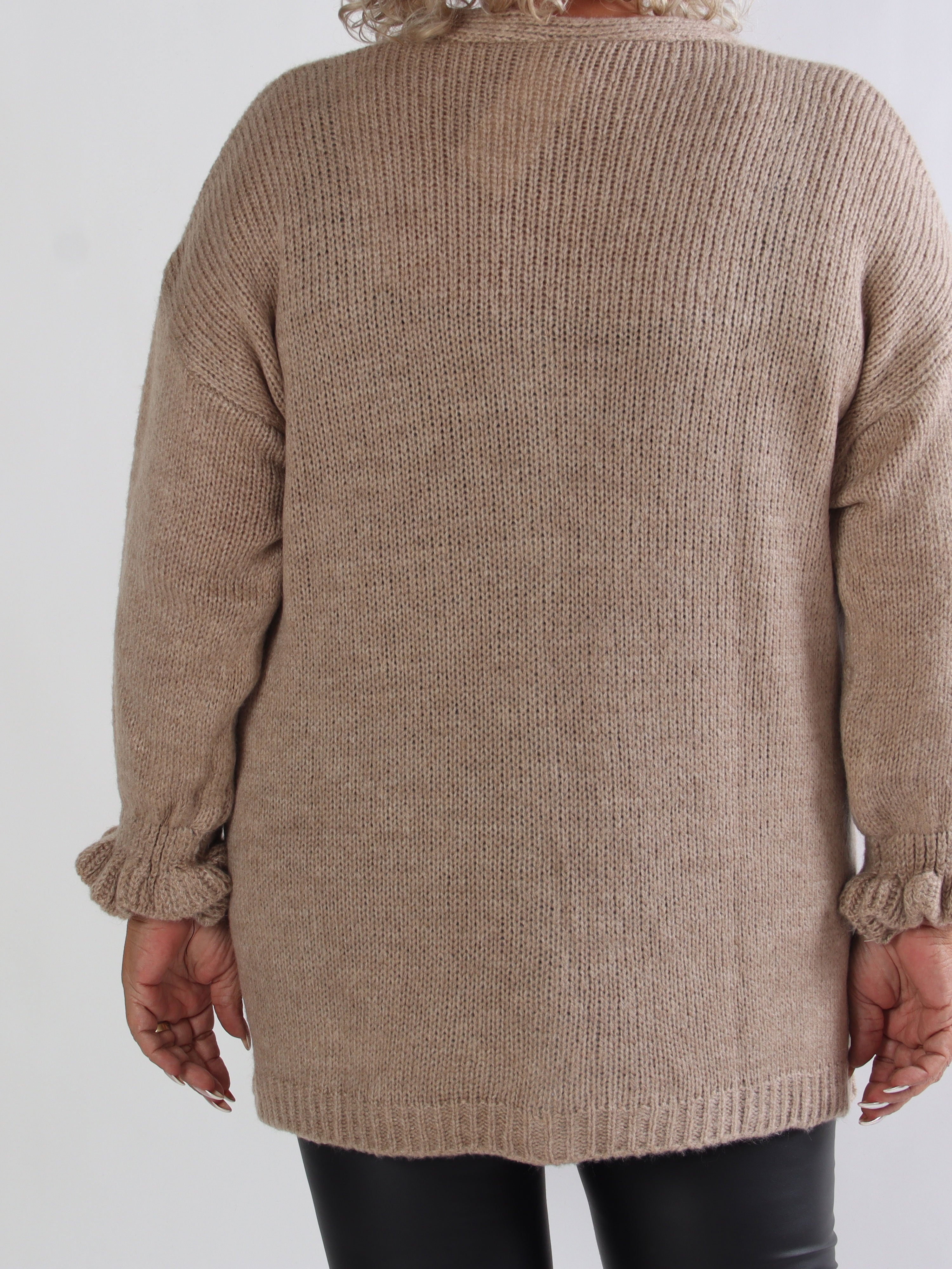 Celeste - Stickad plus size kofta med guldknappar och volangärmar