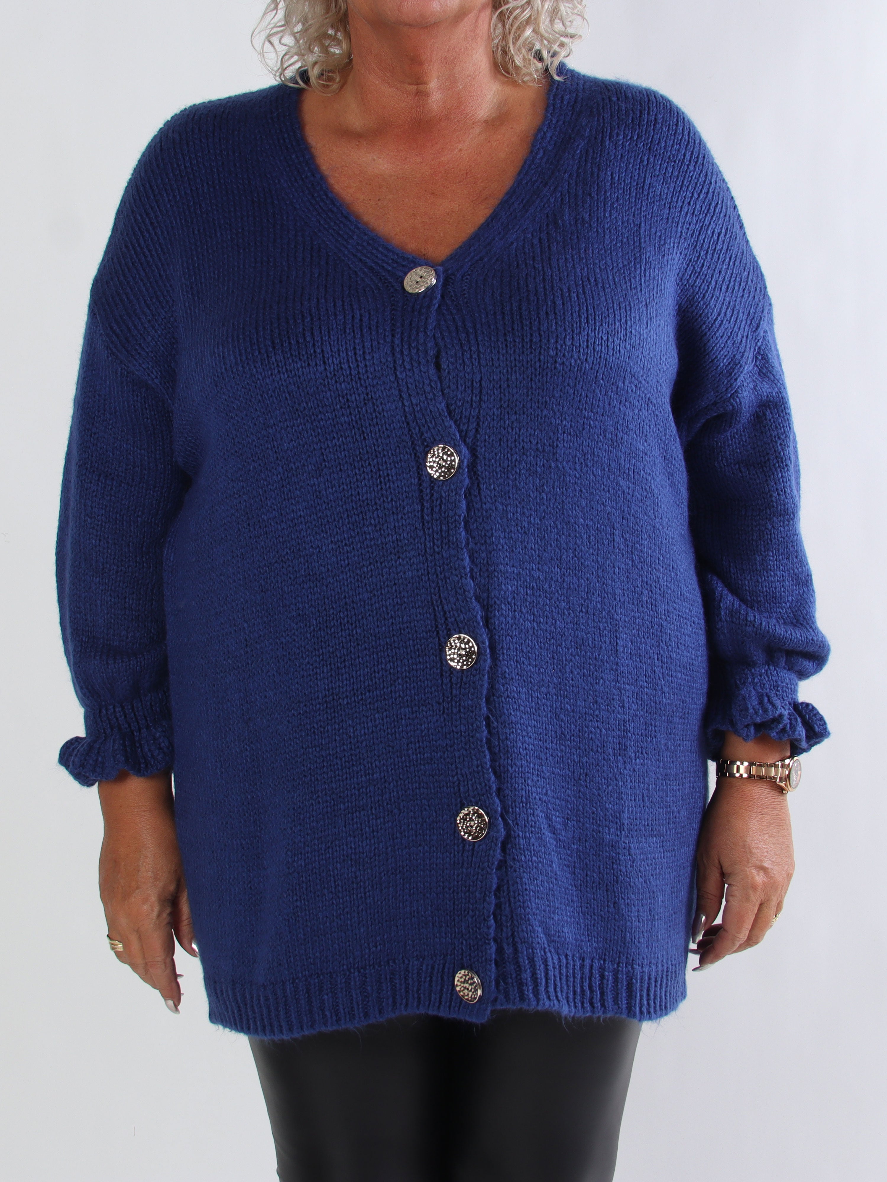 Celeste - Stickad plus size kofta med guldknappar och volangärmar