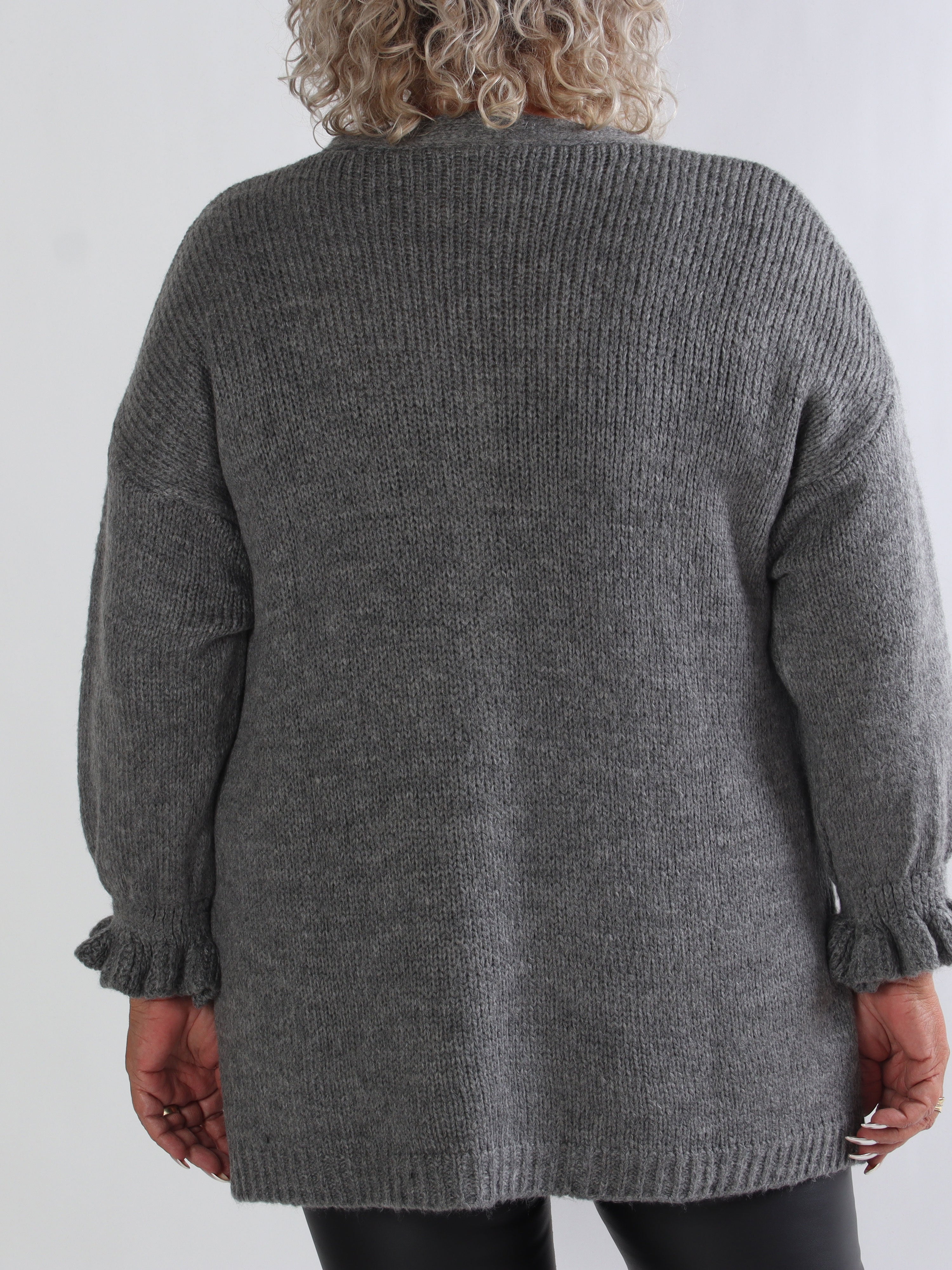 Celeste - Stickad plus size kofta med guldknappar och volangärmar
