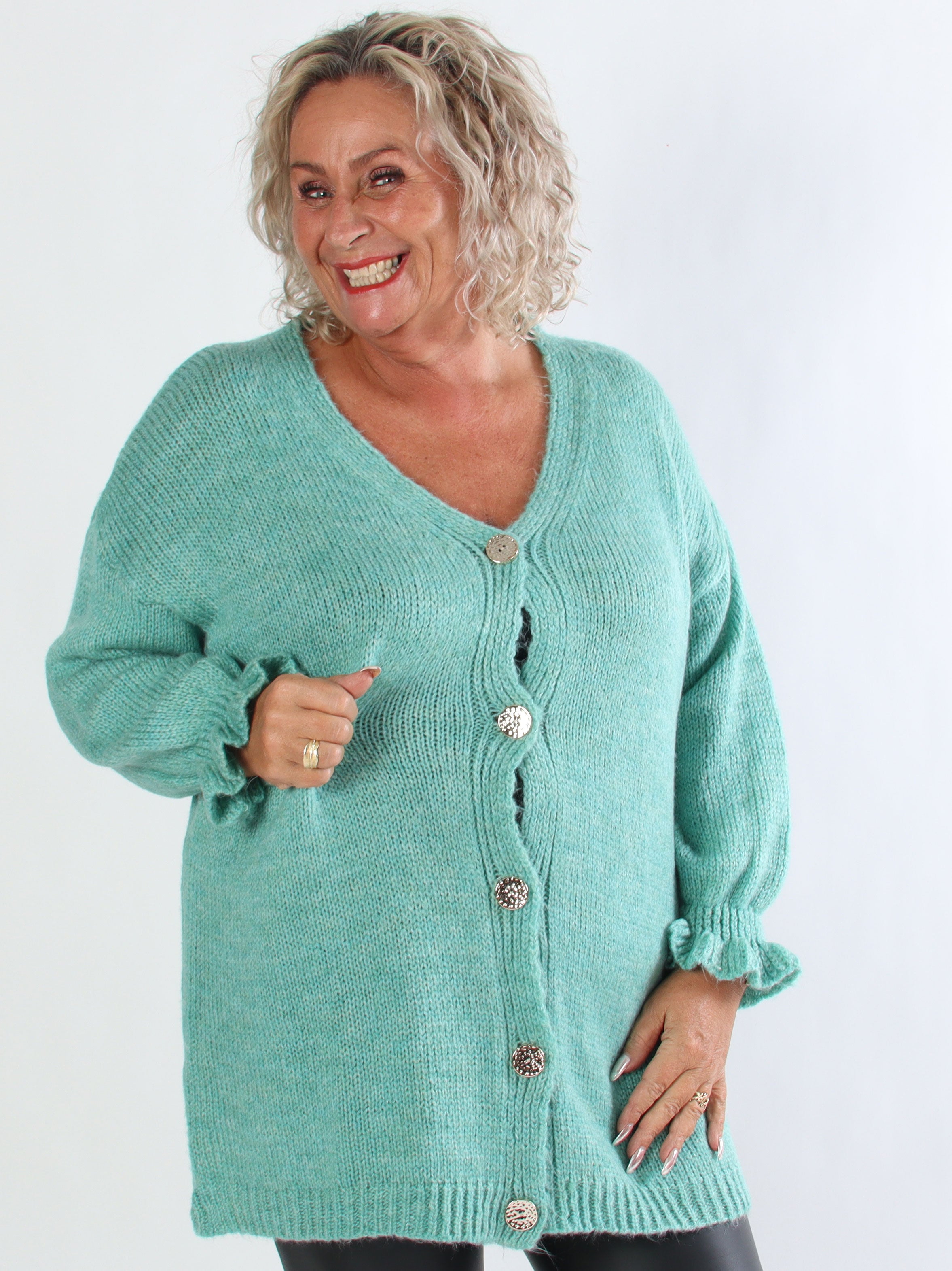 Celeste - Stickad plus size kofta med guldknappar och volangärmar