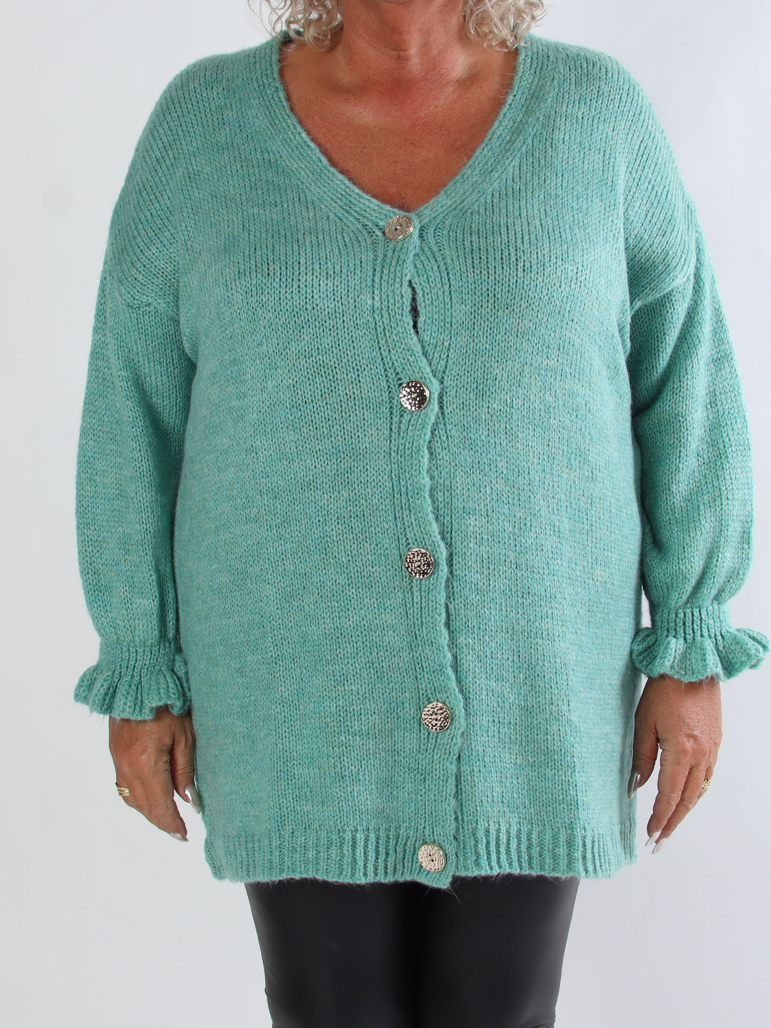 Celeste - Stickad plus size kofta med guldknappar och volangärmar