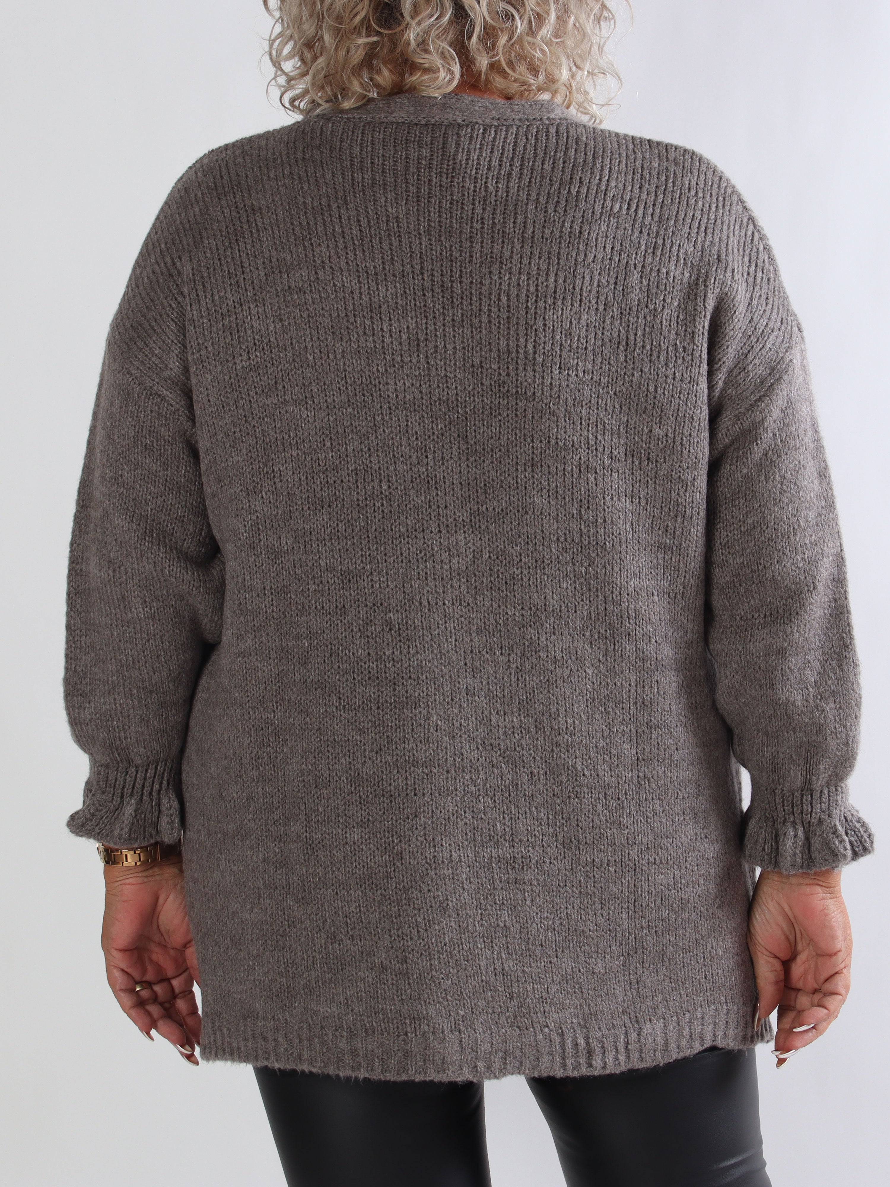 Celeste - Stickad plus size kofta med guldknappar och volangärmar