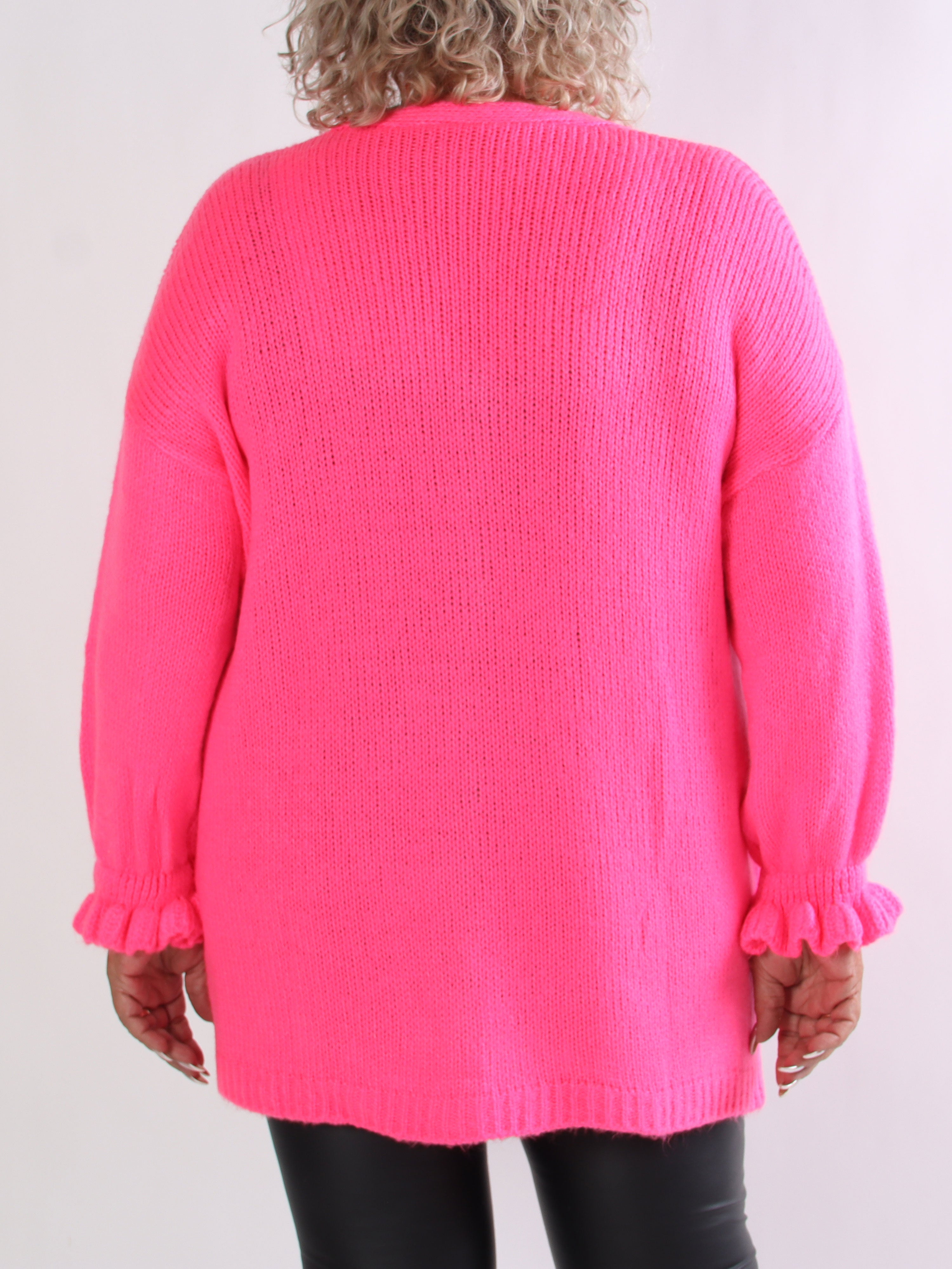 Celeste - Stickad plus size kofta med guldknappar och volangärmar