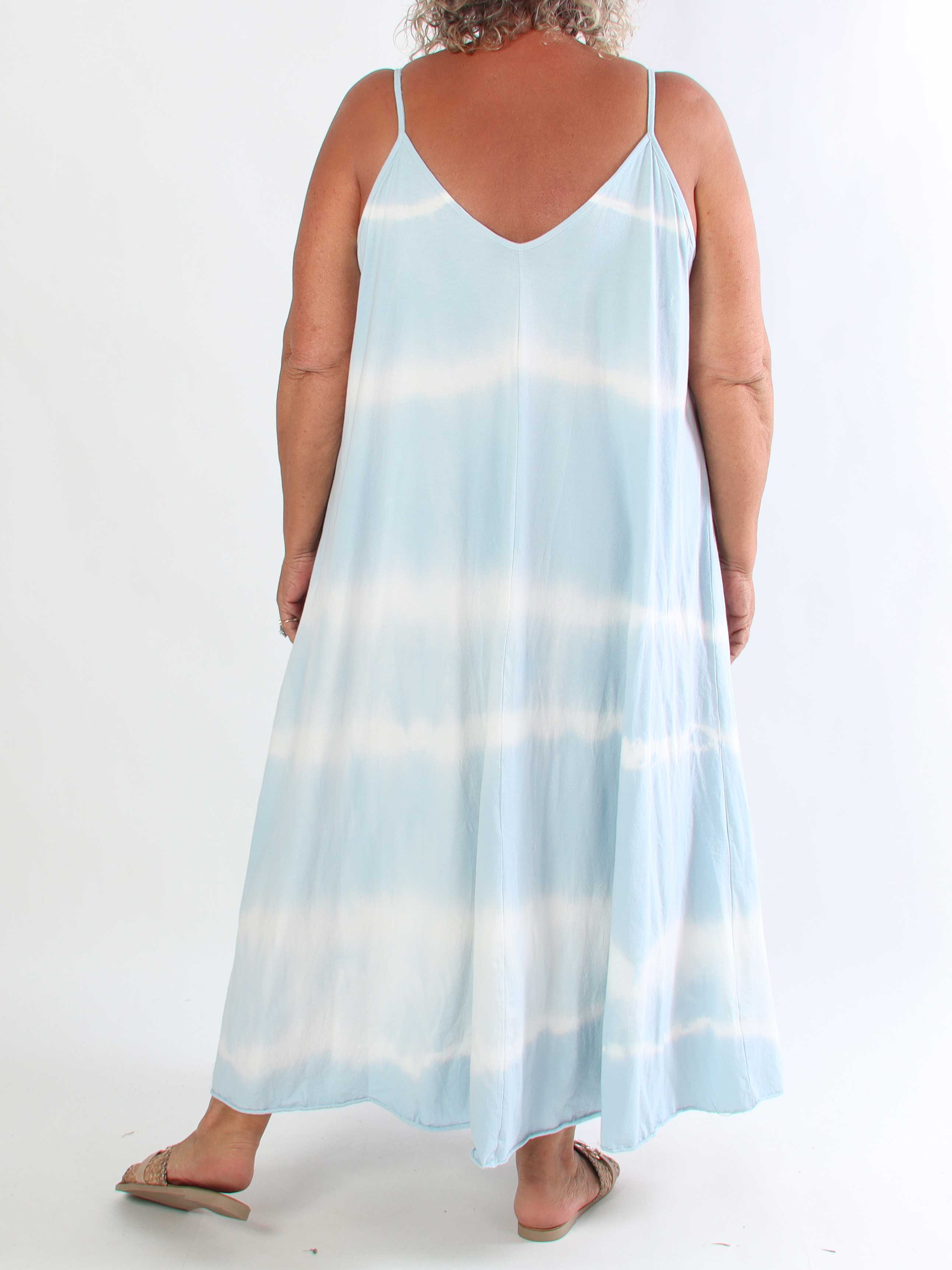 Celestine – Axelbandsklänning i plus-size med batikmönster, i mjuk och luftig bomull