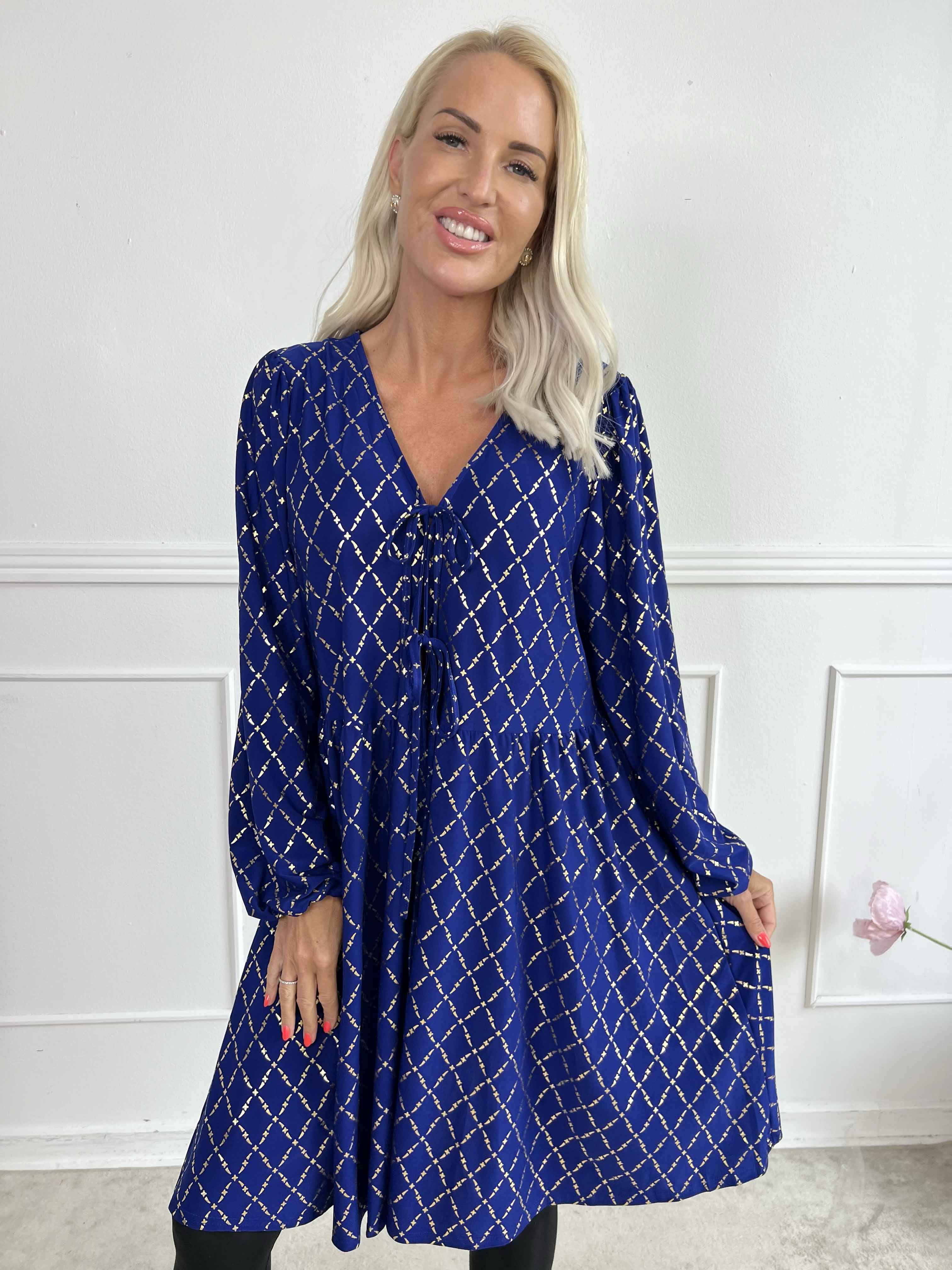 Cersei Gold Check - Babydoll klänning med guldfärgat mönster och rosetter