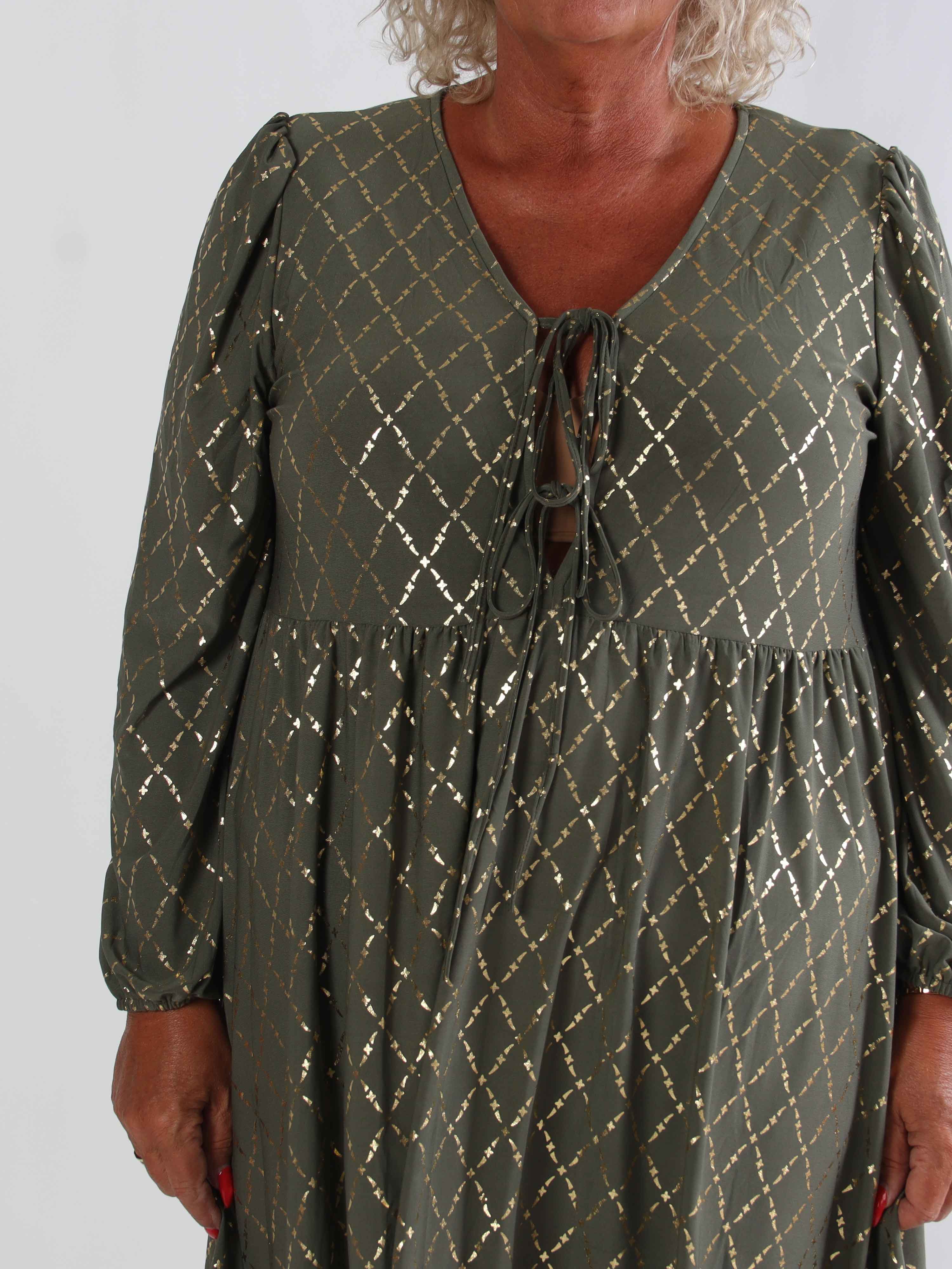 Cersei Gold Check - Plus size babydoll klänning med guldfärgat mönster och rosetter