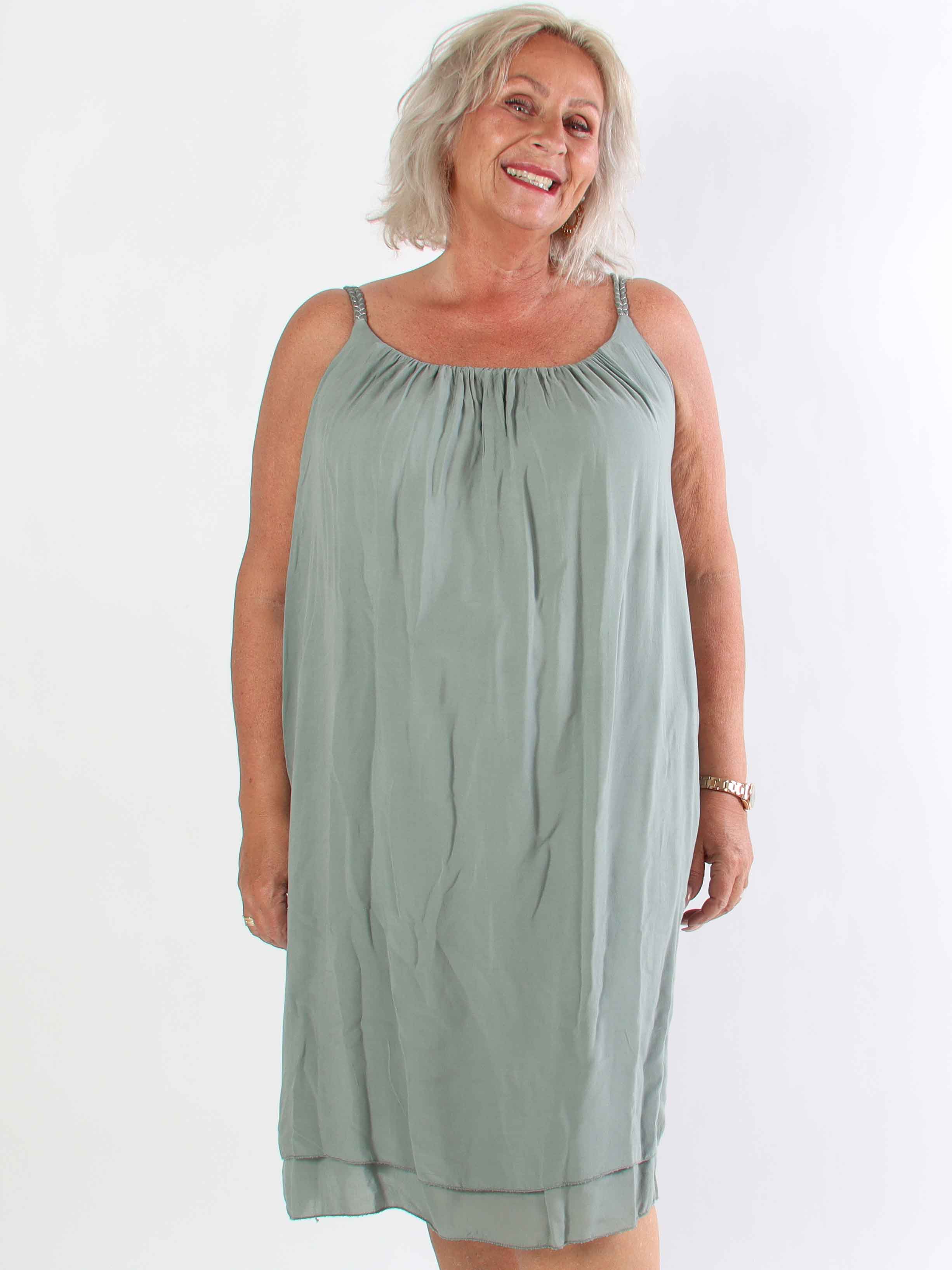 Chalkis - Plus size klänning i mjuk viskos med flätade axelremmar