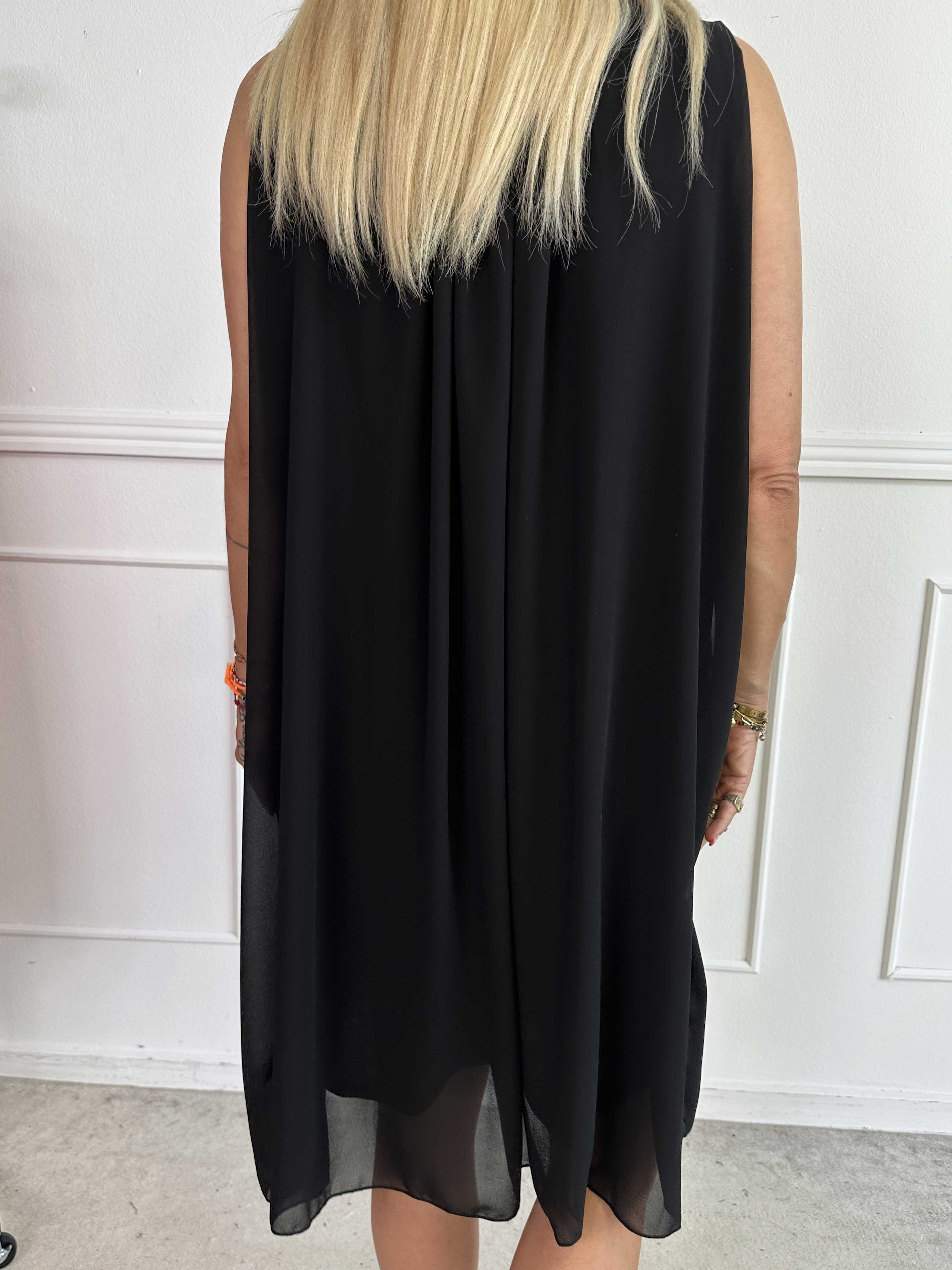 Chanelli - Sød kjole med chiffon flæselag