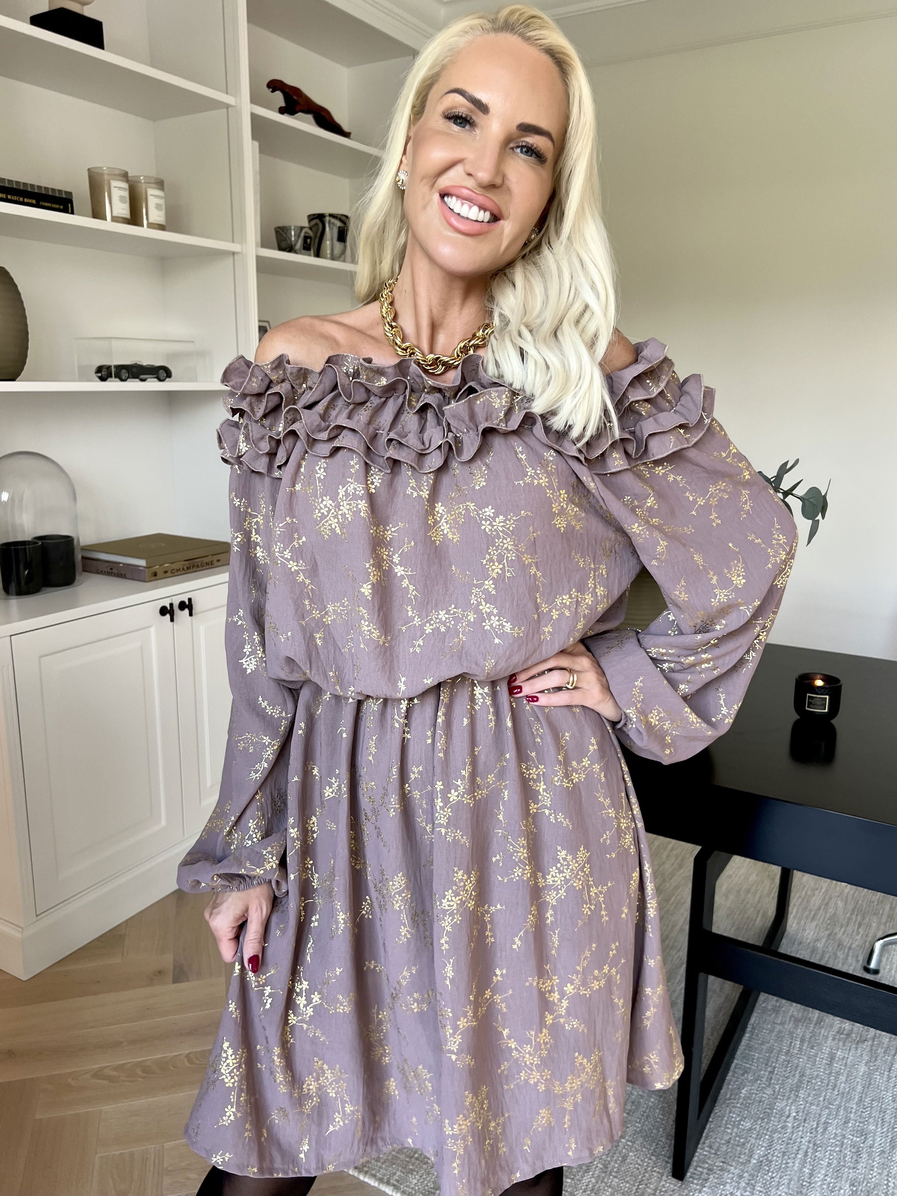 Chili Gold Fitted Dress - Klänning i guldtryck med volangkant och resår i midjan