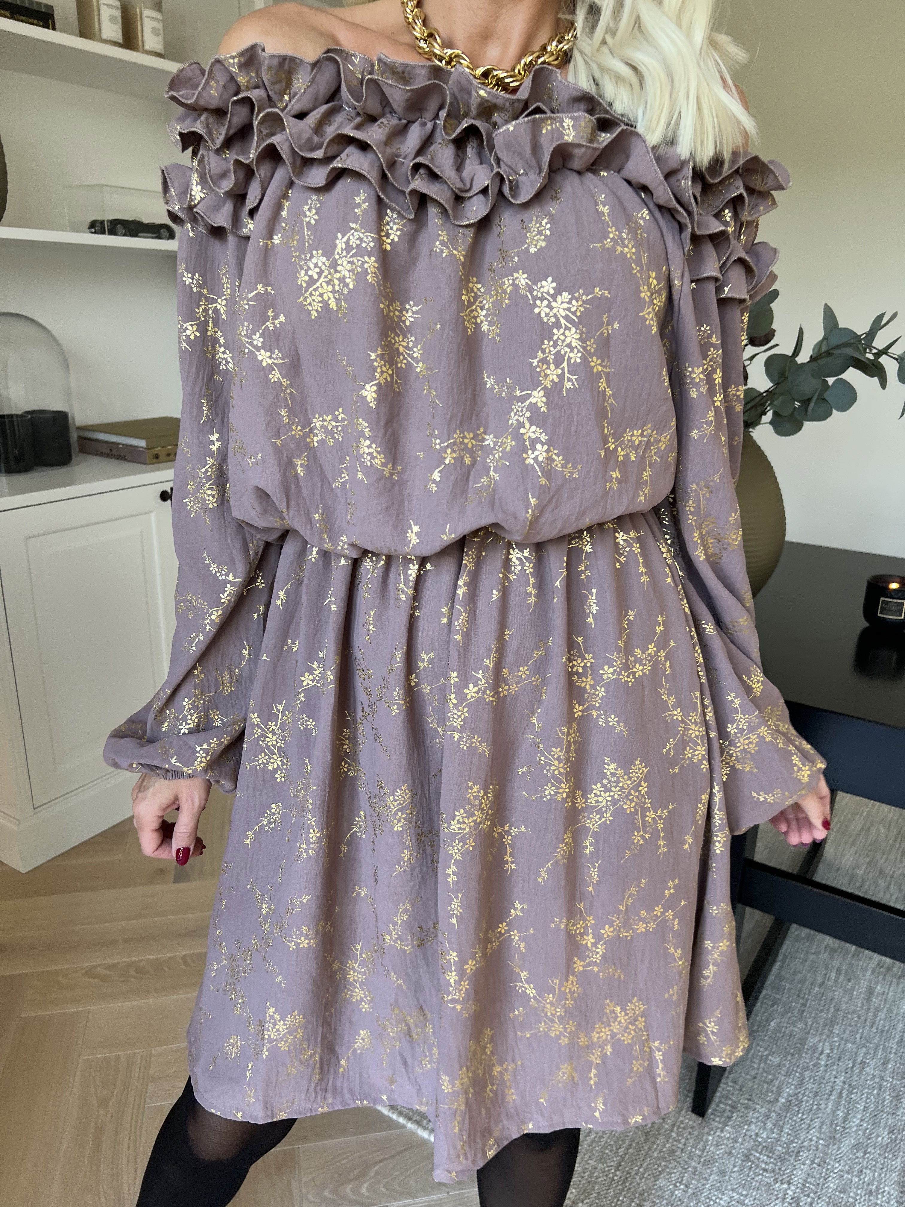 Chili Gold Fitted Dress - Klänning i guldtryck med volangkant och resår i midjan