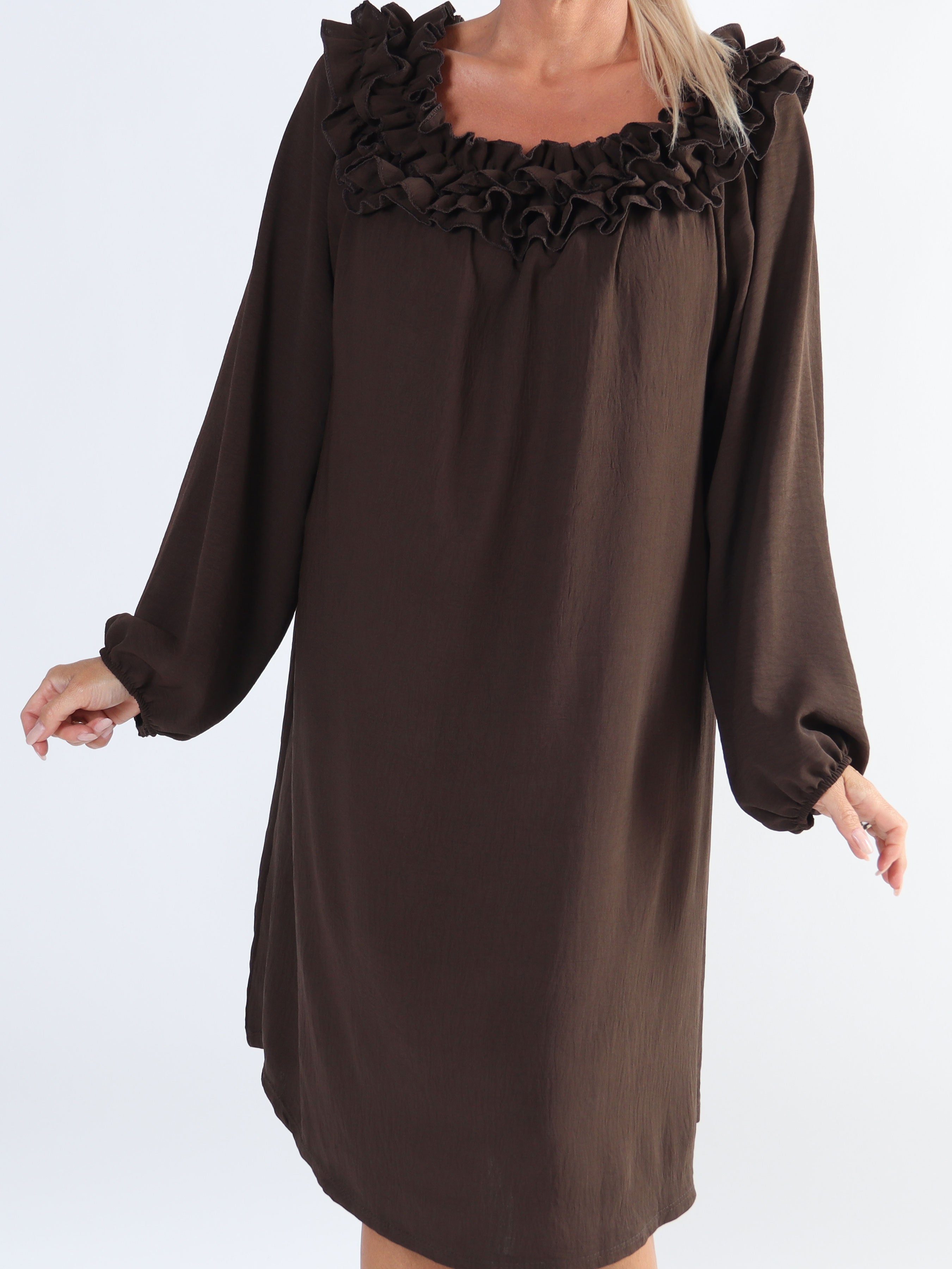 Chili Dress - Plus size klänning med långa ärmar och volanger