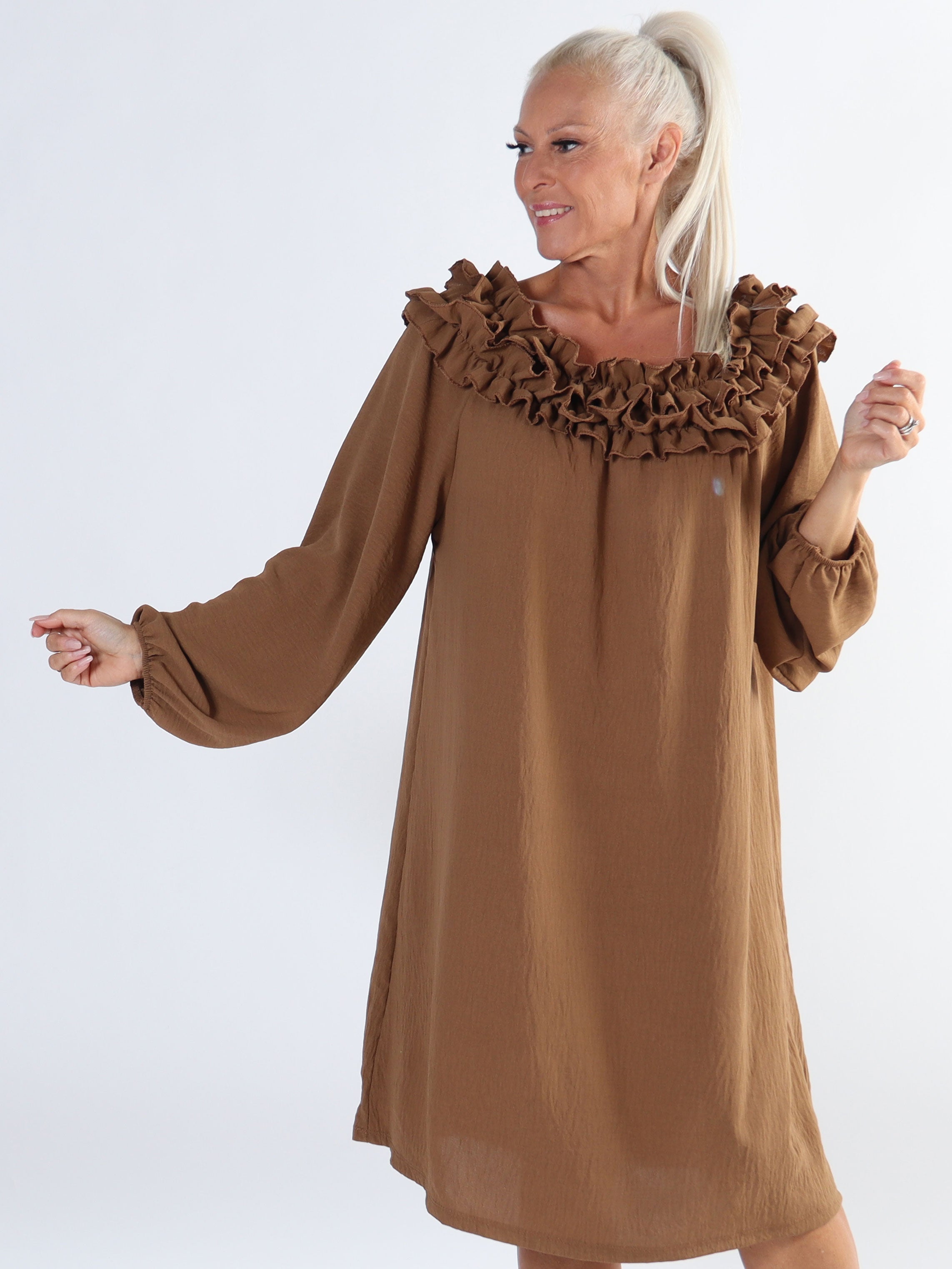 Chili Dress - Plus size klänning med långa ärmar och volanger