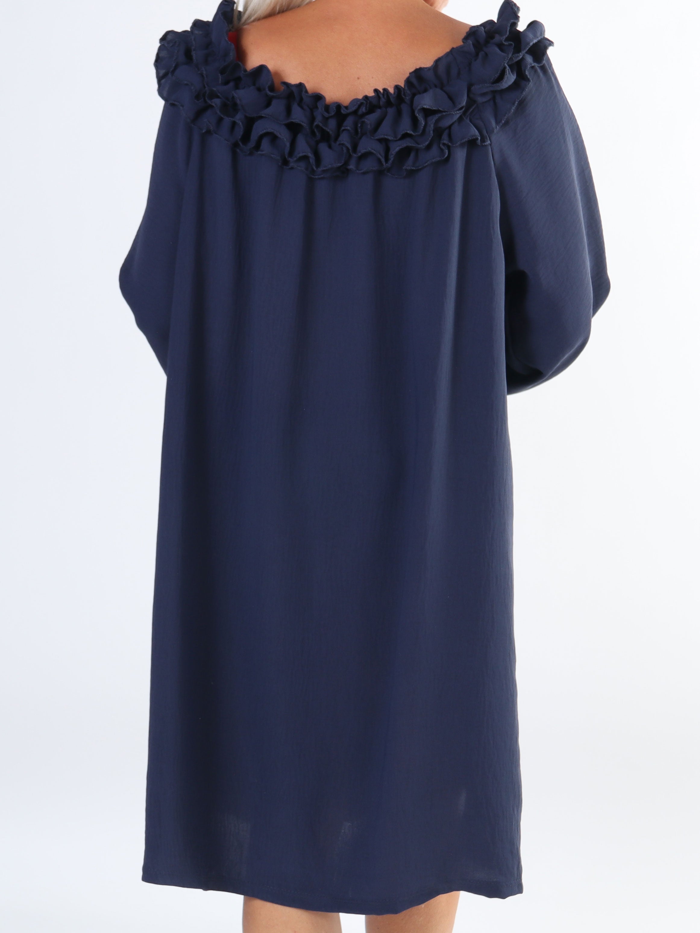 Chili Dress - Plus size klänning med långa ärmar och volanger