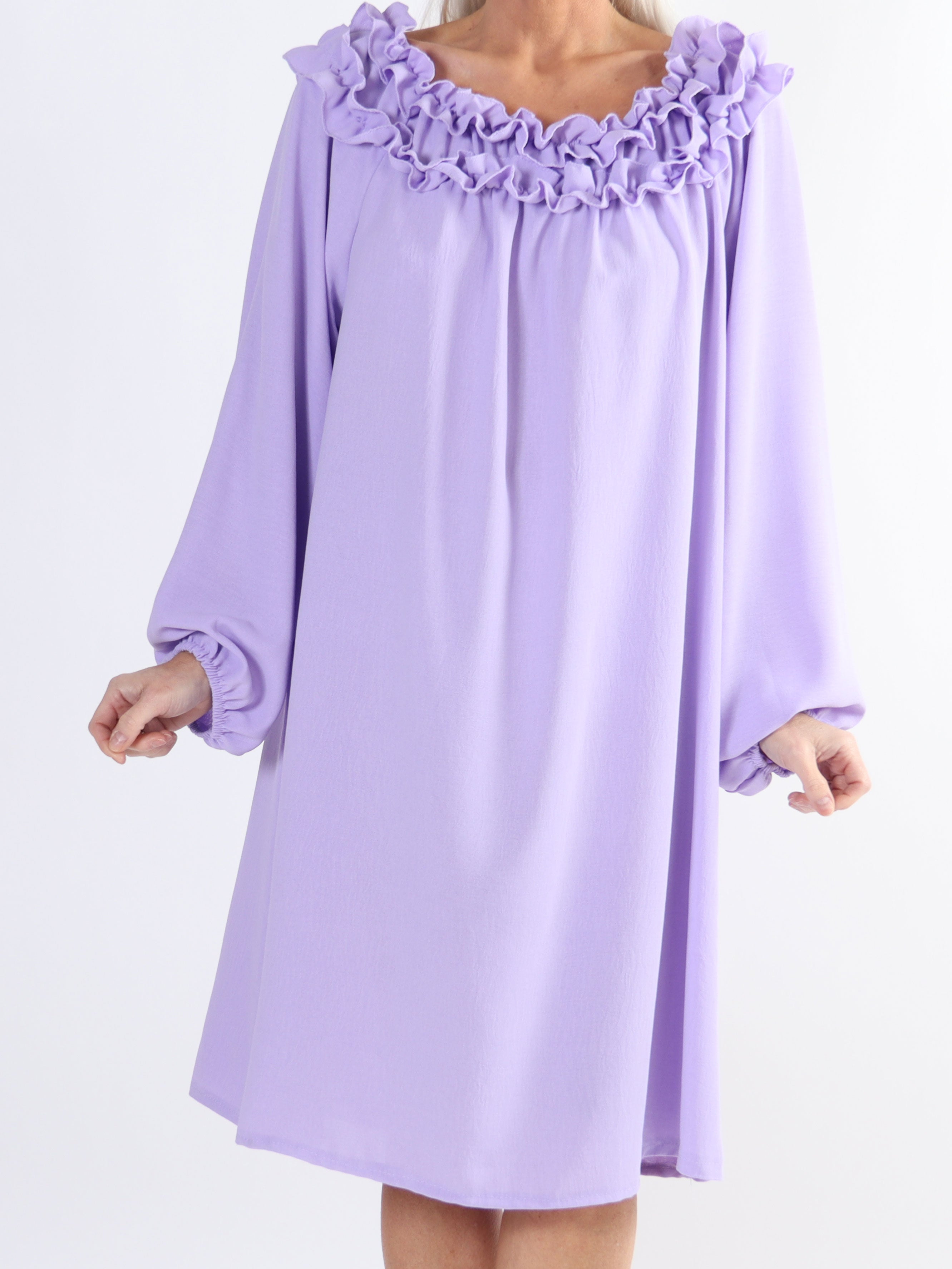 Chili Dress - Plus size klänning med långa ärmar och volanger